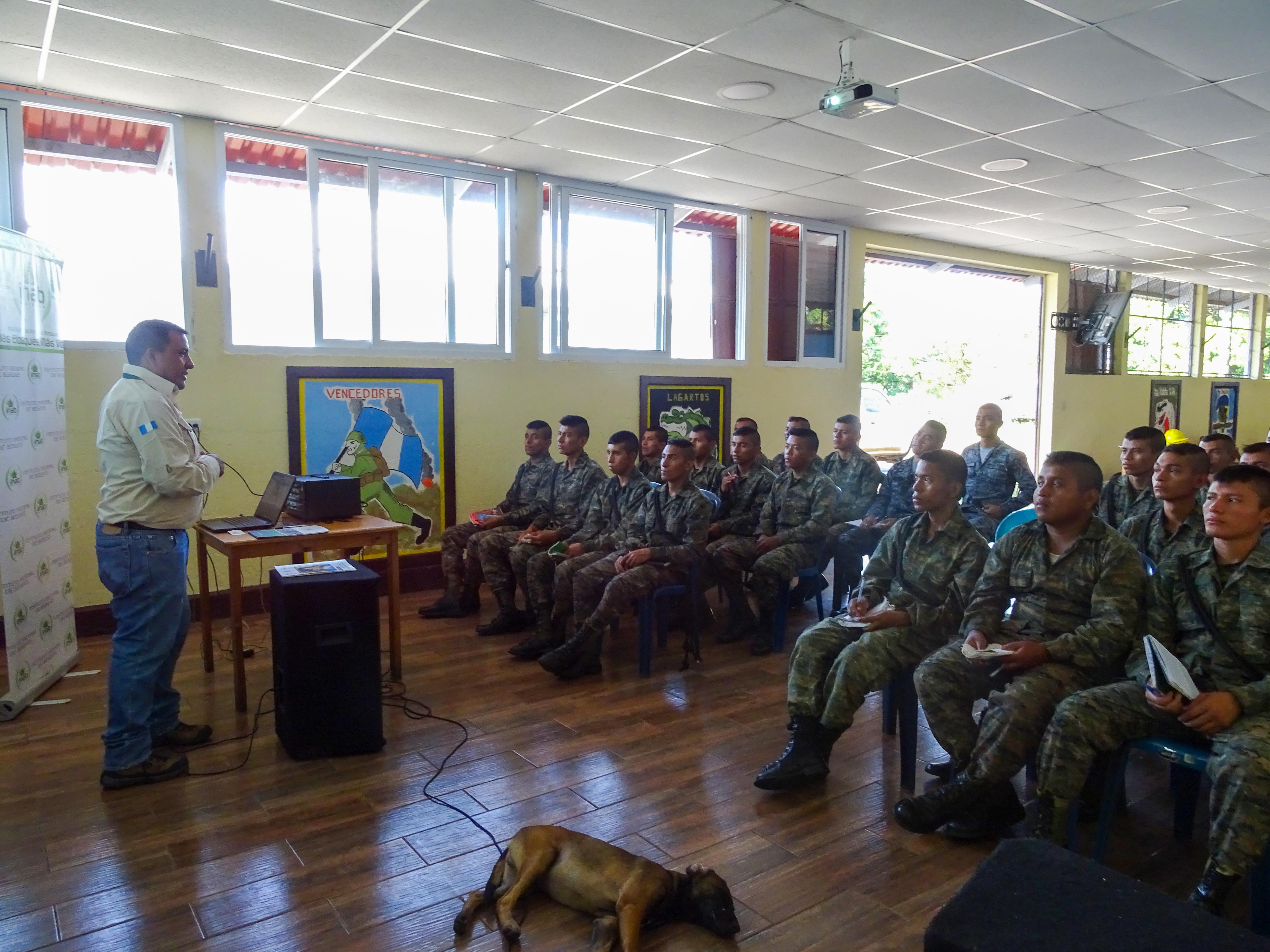 Personal del Instituto Nacional de Bosques -Inab- enseñan técnicas básicas de incendio forestal a efectivos del ejército del Comando Aéreo del Sur -Casur- en Retalhuleu (Foto Prensa Libre: Rolando Miranda).