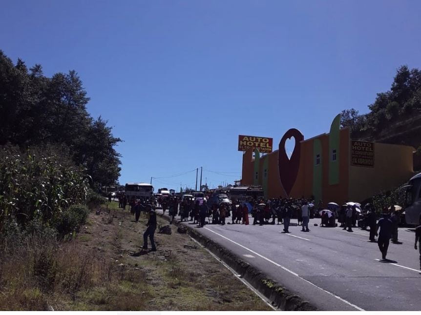 Uno de los bloqueos en Sololá donde los vecinos piden instalar una pasarela. (Foto Prensa Libre: RBCNoticiasGT)