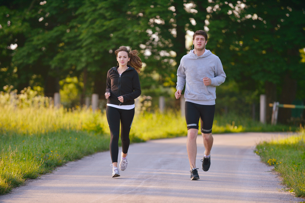 Park running. Мужчина на пробежке в парке. Парень и девушка на пробежке. Бег трусцой (Джоггинг). Парк для пробежки.