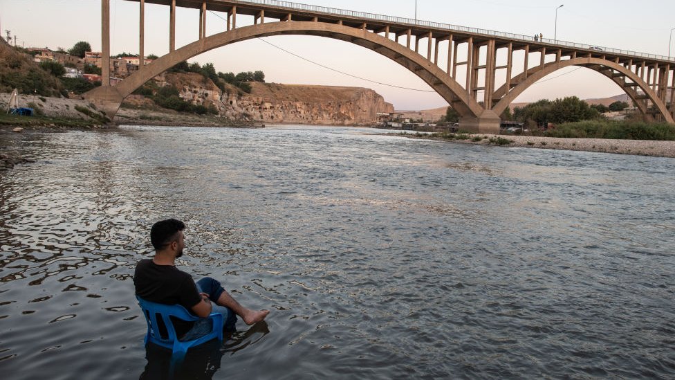 La calma antes de la tormenta. Un hombre descansa en la orilla del Tigris, mientras las aguas, suben lentamente hasta sumergir a su pueblo, perdiéndose así uno de los lugares habitados más antiguos del mundo. (Foto: Getty Images)