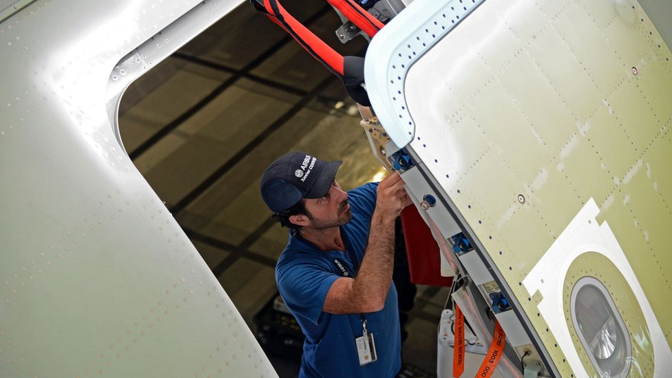 No importa lo fuerte que sea quien trate de abrir la puerta en pleno vuelo: le resultará físicamente imposible. (Foto:Getty Images)