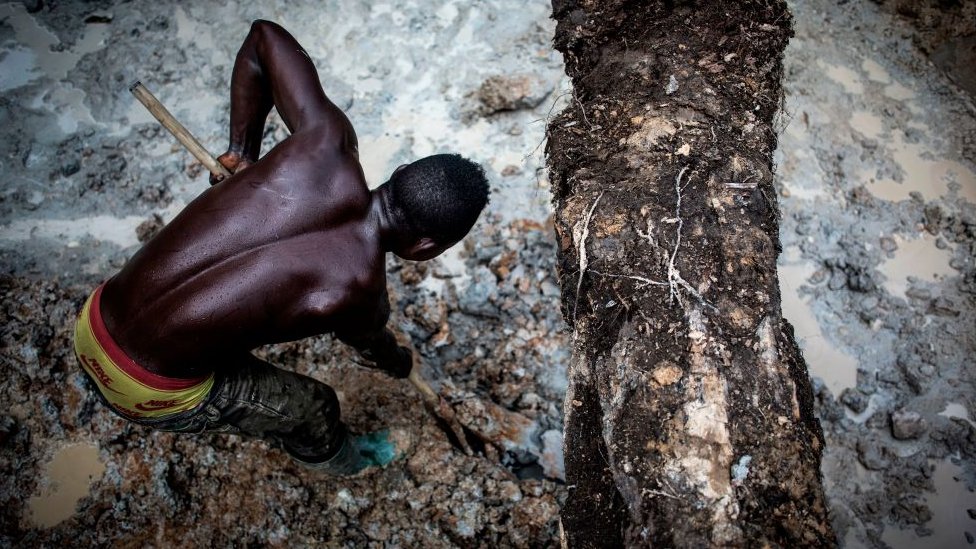 La minería artesanal es común en la RD del Congo, ya que las personas lo hacen como un medio para ganarse la vida. (Foto Prensa Libre: Getty Images)