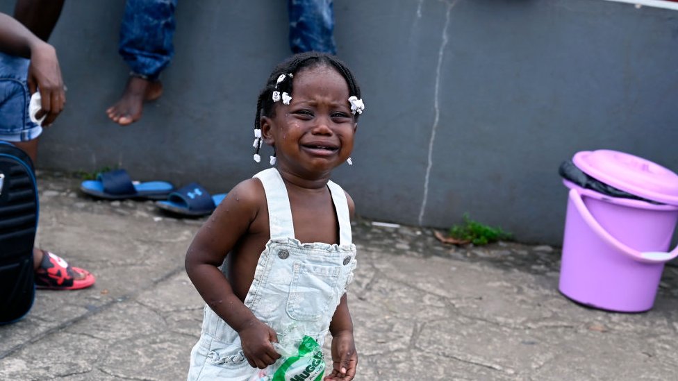 Mujeres deben criar a sus hijos en entorno de extrema pobreza y desventaja.Foto:Getty Images