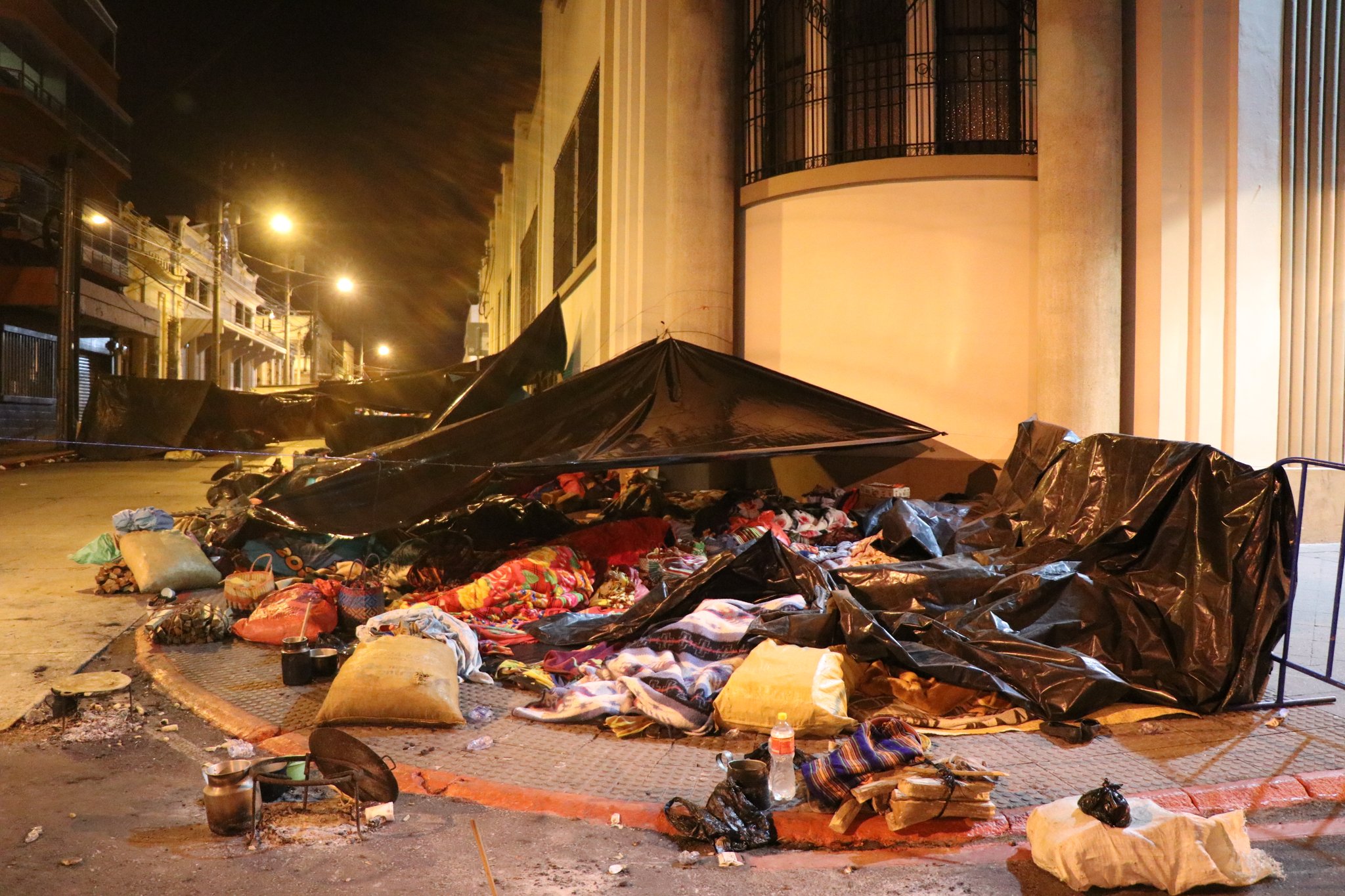 Pobladores de Cajolá, Quetzaltenango manifiestan afuera de Casa Presidencial. (Foto Prensa Libre: PDH)