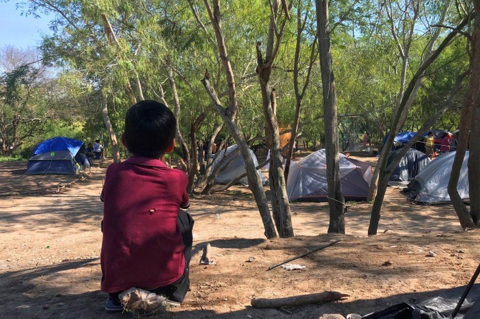 Los niños sufren condiciones muy precarias en el campamento. (Foto Prensa Libre: EPA)