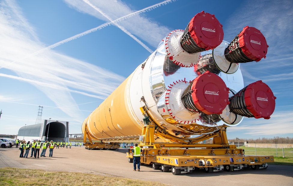 La primera etapa del cohete SLS salió de la fábrica en Nueva Orleans. (Foto Prensa Libre: NASA)