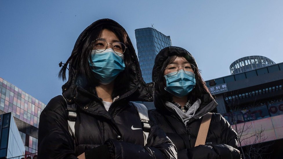 Es muy frecuente ver a personas con mascarillas en las calles de distintas ciudades chinas. (Foto Prensa Libre: AFP)