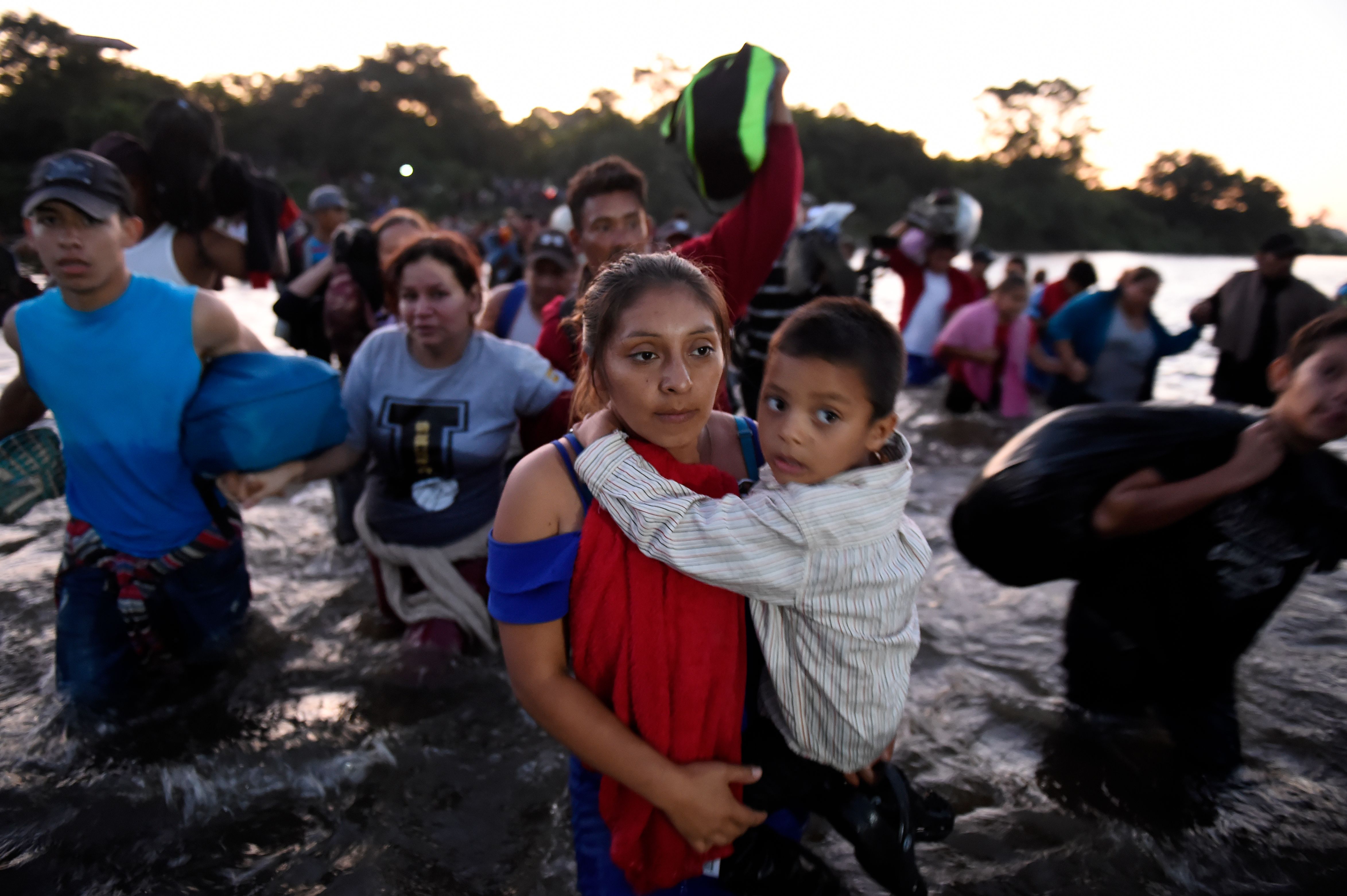 México deporta a otros 240 hondureños de la caravana 2020