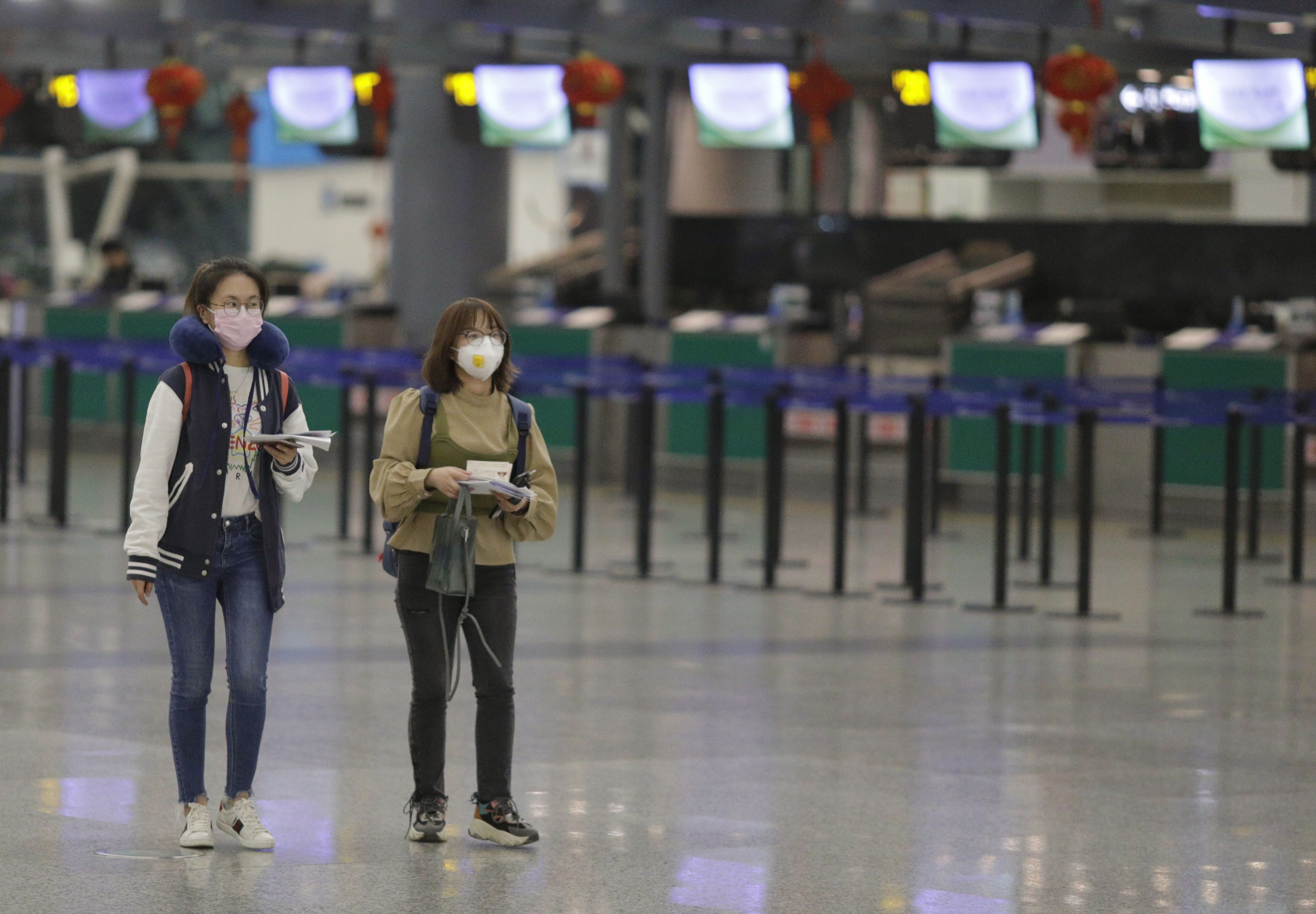 Los vuelos y viajes en tren quedaron restringidos en Wuhan, China, donde se decretó cuarentena. (Foto Prensa Libre: EFE)