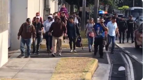 Migrantes salvadore os llegan a la frontera con M xico para unirse