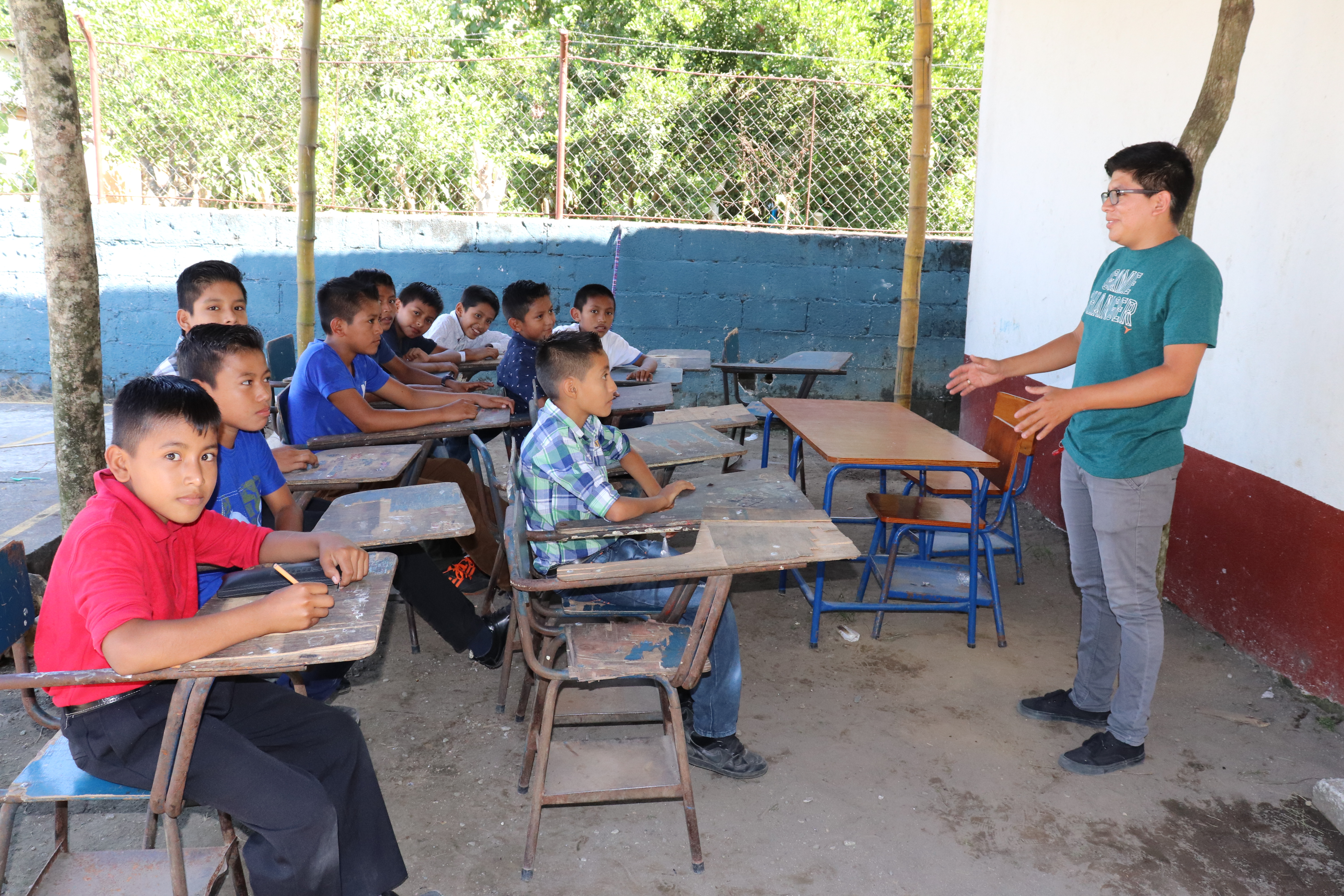 Estudiantes de la escuela Labor Brisas del Moca en Chicacao, Suchitepéquez, reciben clases en una galera. (Foto Prensa Libre: Marvin Túnchez) 