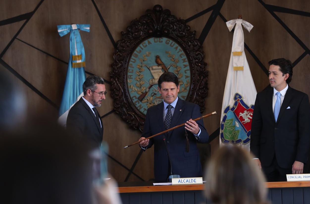 Juramentan nueva corporación municipal de Guatemala, dirigida por el