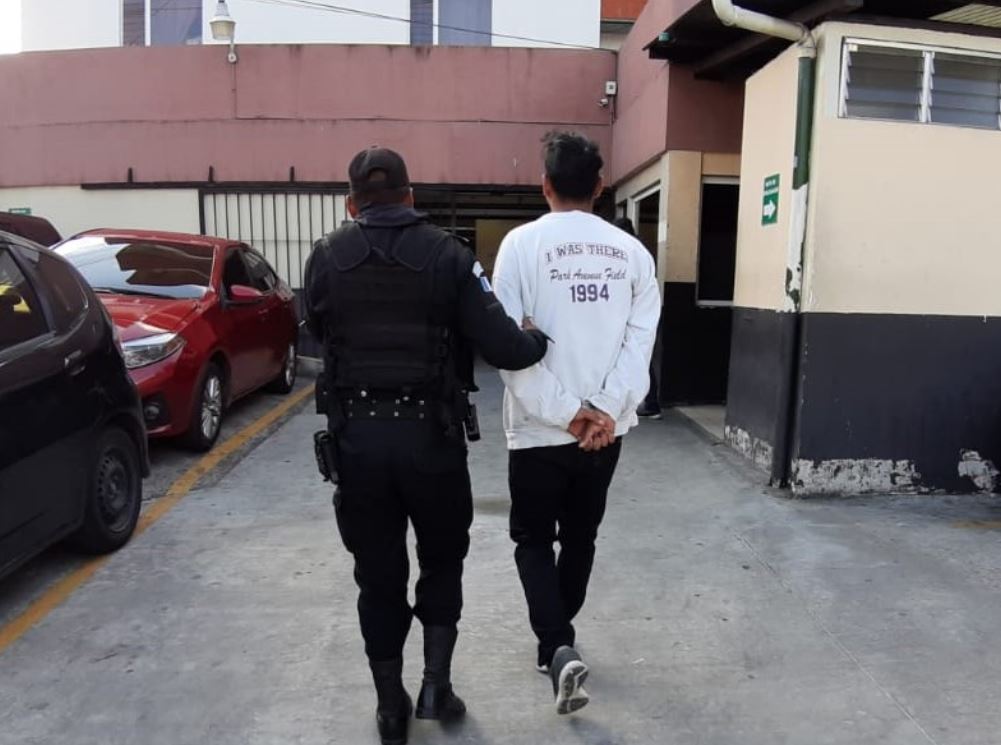 Una persona fue capturada por adquisición de equipos de dudosa procedencia. (Foto Prensa Libre: PNC)