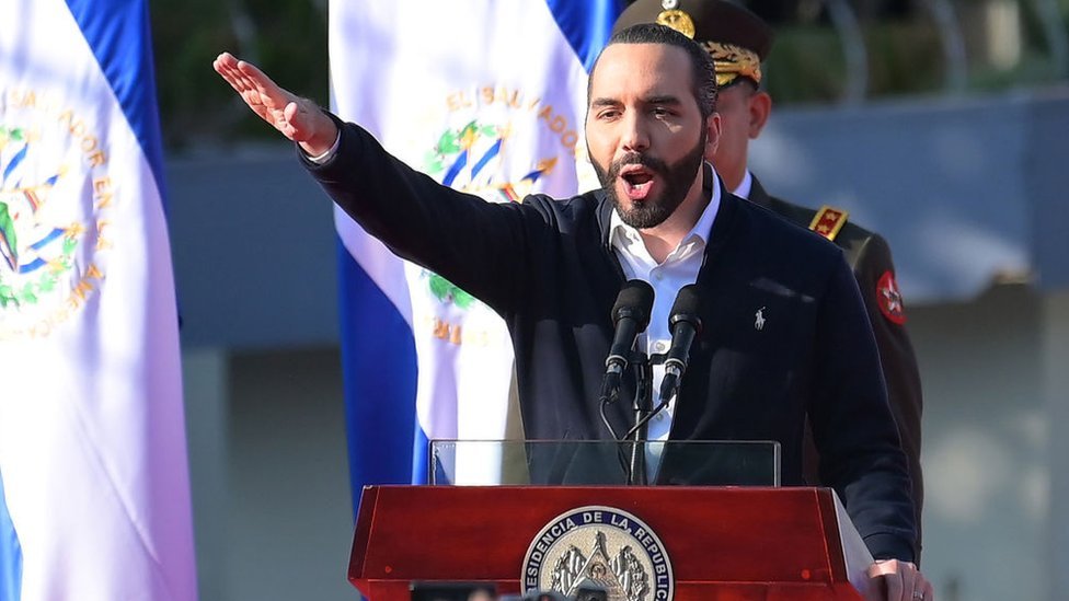 Bukele irrumpió este domingo en el Congreso salvadoreño escoltado por militares con rifles de asalto. (Foto Prensa Libre: Getty Images)