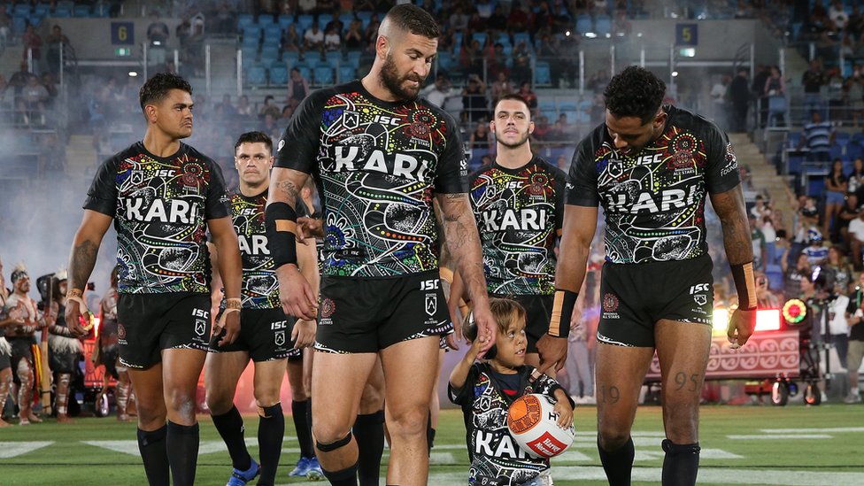 Quaden fue ovacionado en un partido de estrellas de rugby en Australia. (Foto Prensa Libre: Getty Images)