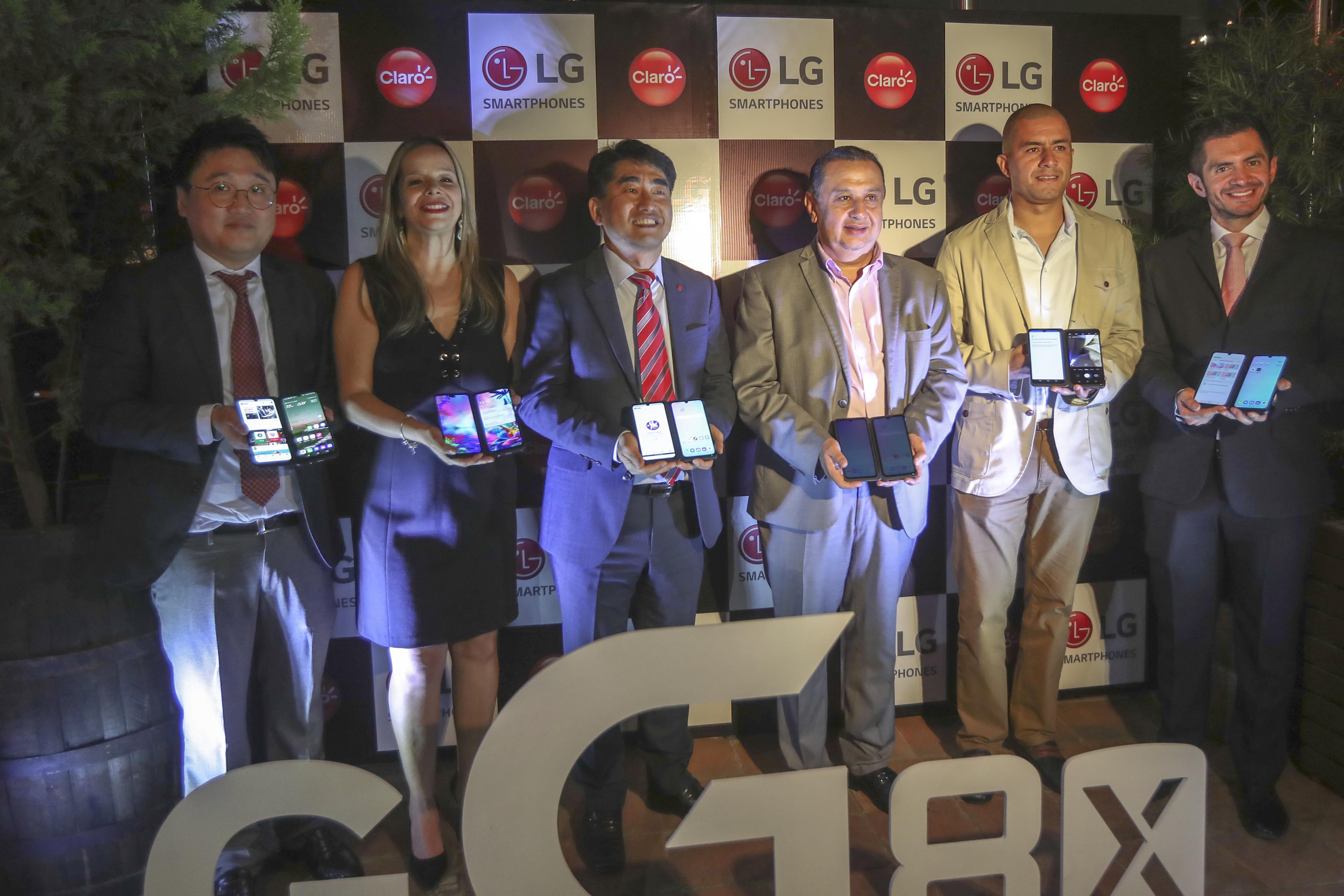 Directivos de LG Electronics y Claro presentaron el nuevo Smartphone de doble pantalla. (Foto Prensa Libre: Norvin Mendoza)