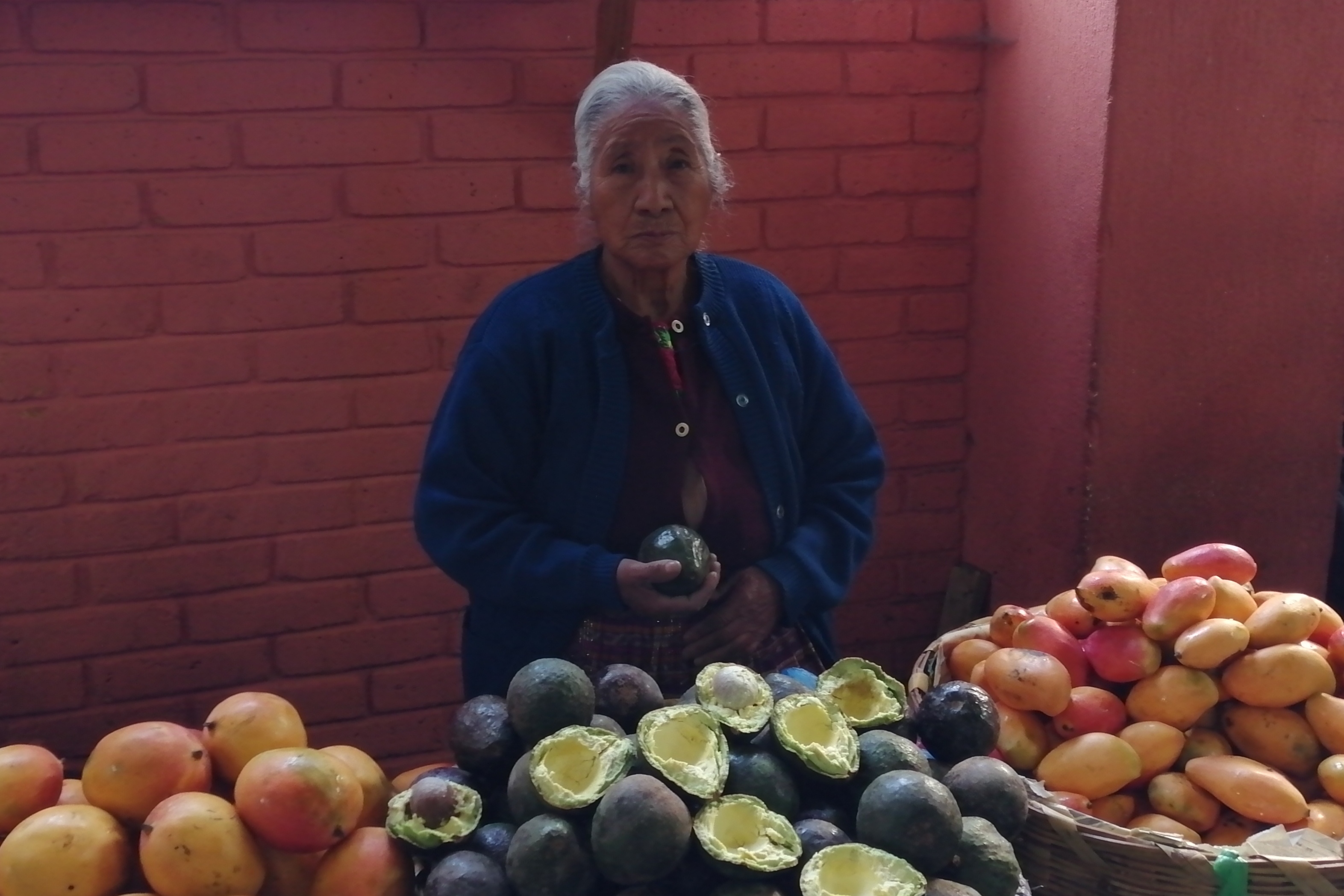 María Chávez paga Q3 diarios a la Municipalidad de Quetzaltenango, institución que quería desalojarla de su venta. (Foto Prensa Libre: María Longo) 