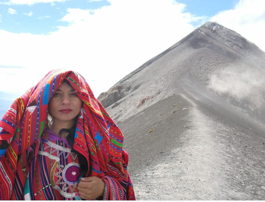 Traje ceremonial de Solol se luce junto a paisaje que ofrece el