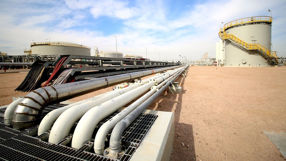 Con la caída de la demanda mundial por los efectos del coronavirus, el precio del petróleo puede seguir reduciéndose. (Foto Prensa Libre: Getty Images)