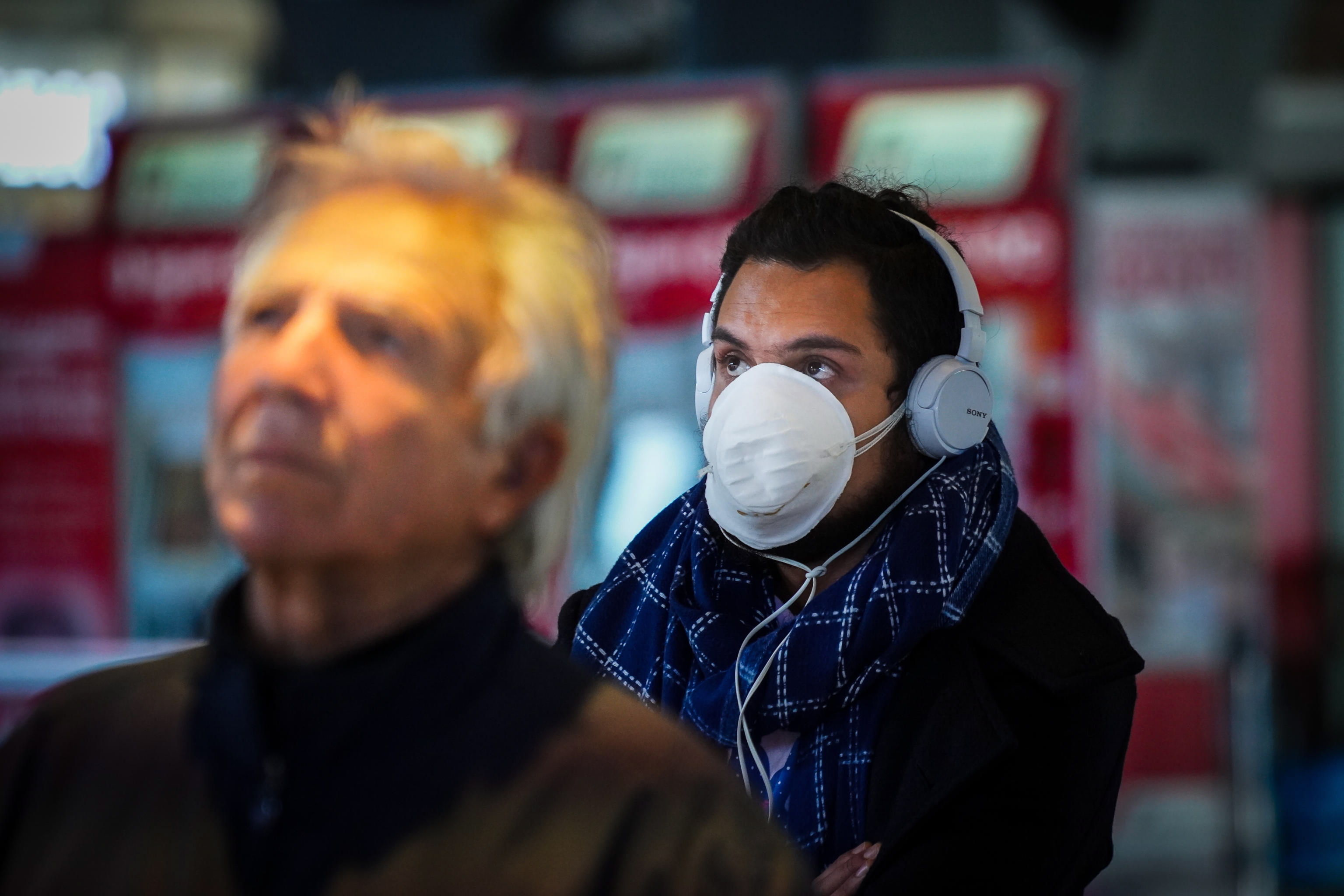 Las autoridades italianas están tomando todas las medidas necesarias para cerrar la región de Lombardía, en el norte de Italia, que cuenta con unos 16 millones de personas. (Foto Prensa Libre: EFE)