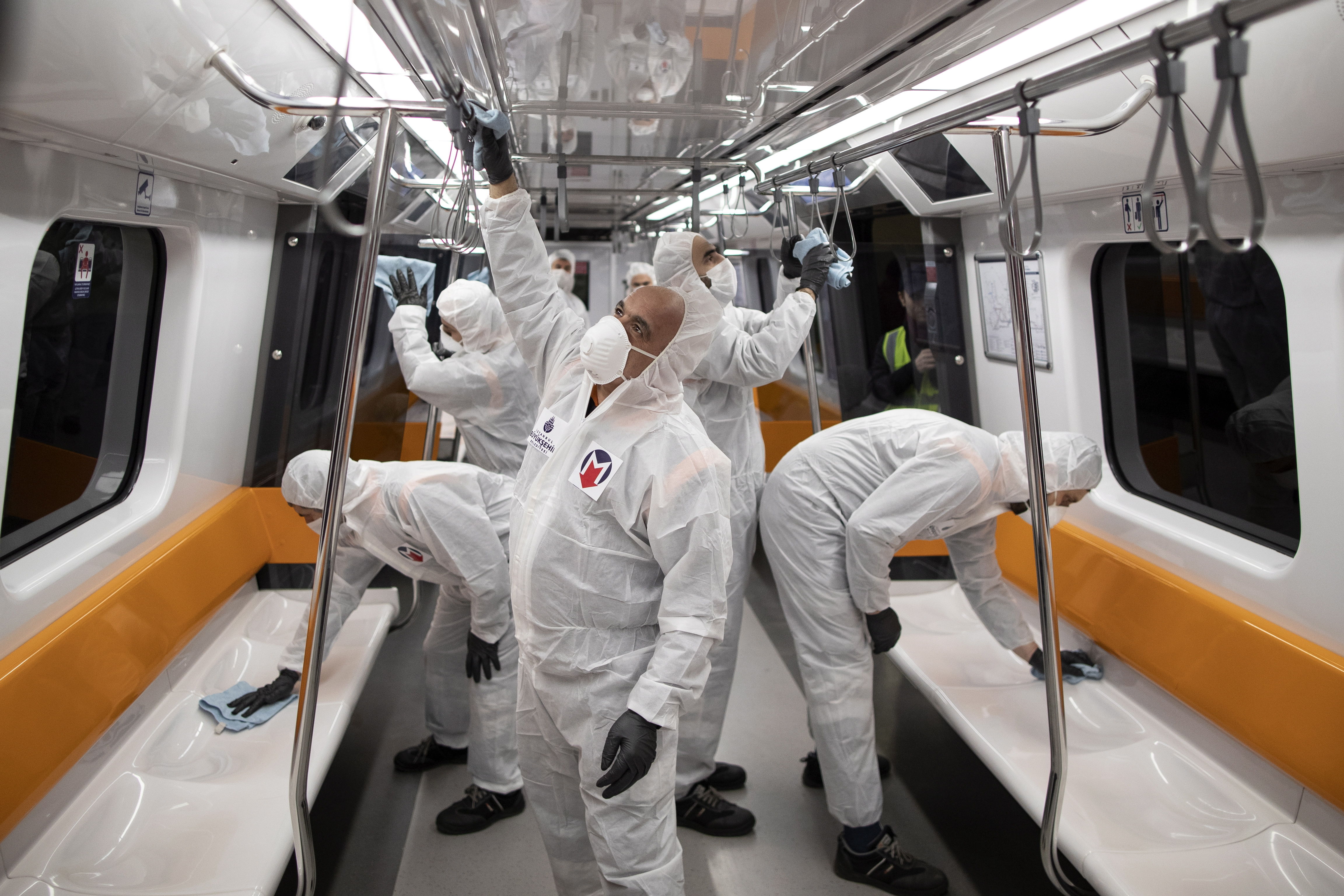 En Estambul, empleados municipales desinfectan un tren de metro para evitar la propagación del nuevo coronavirus COVID-19. (Foto Prensa Libre: EFE)