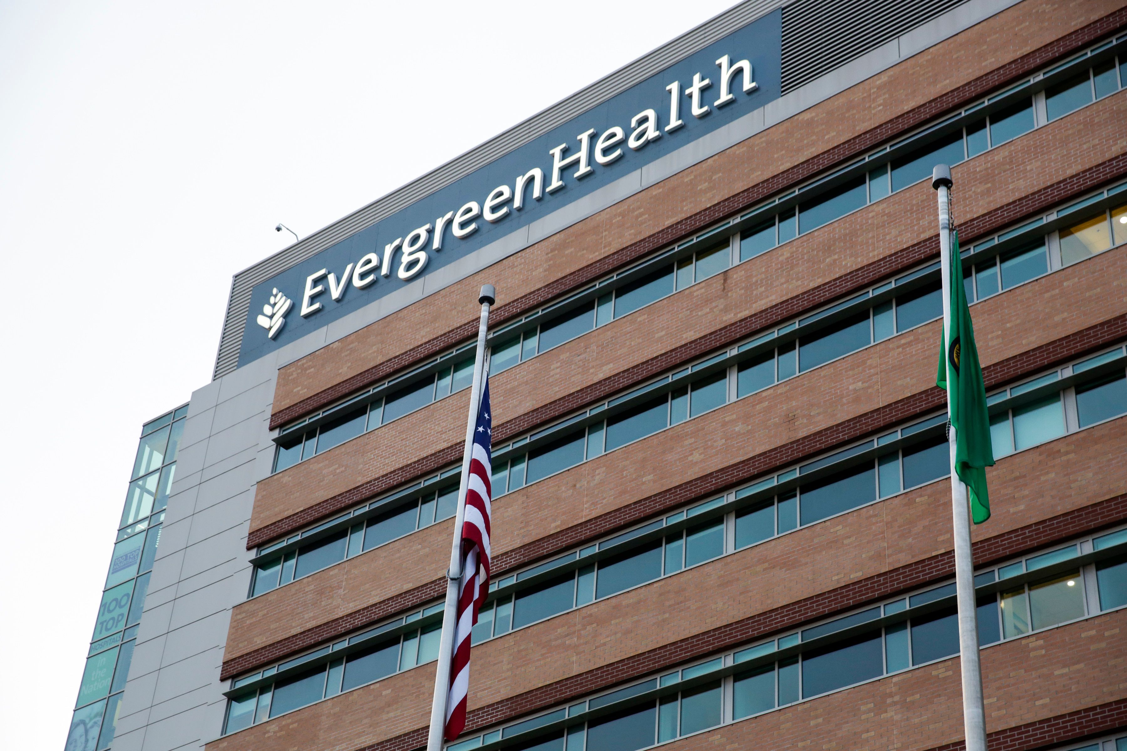 En esta foto tomada el 29 de febrero pasado, se muestra una vista exterior del Centro Médico de Salud Evergreen donde un paciente infectado por el nuevo coronavirus (COVID-19) murió en Kirkland, Washington. (Foto Prensa Libre: AFP)