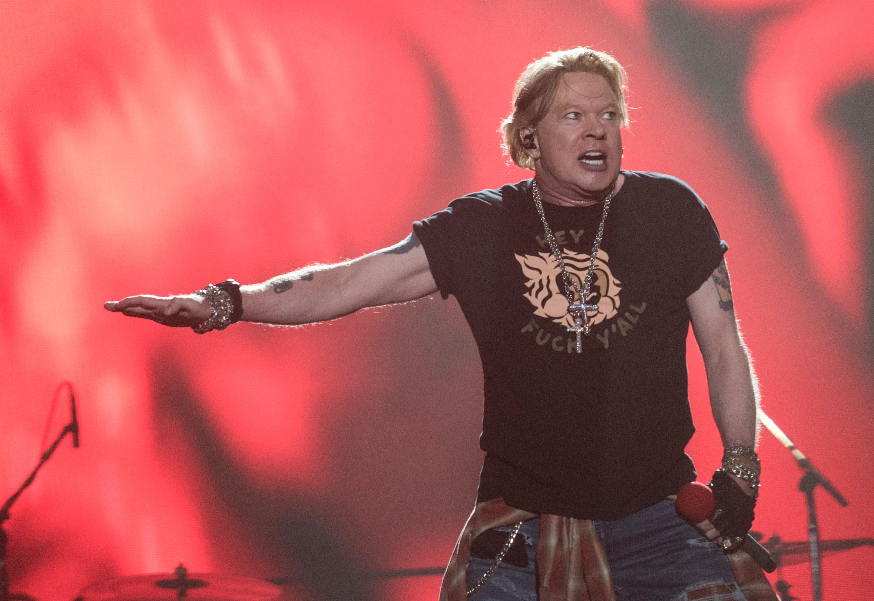 Durante más de tres décadas como parte del show de Guns N' Roses se tiraba el micrófono para que el público se quedara con este recuerdo. 
 (Foto Prensa LIbre: AFP)