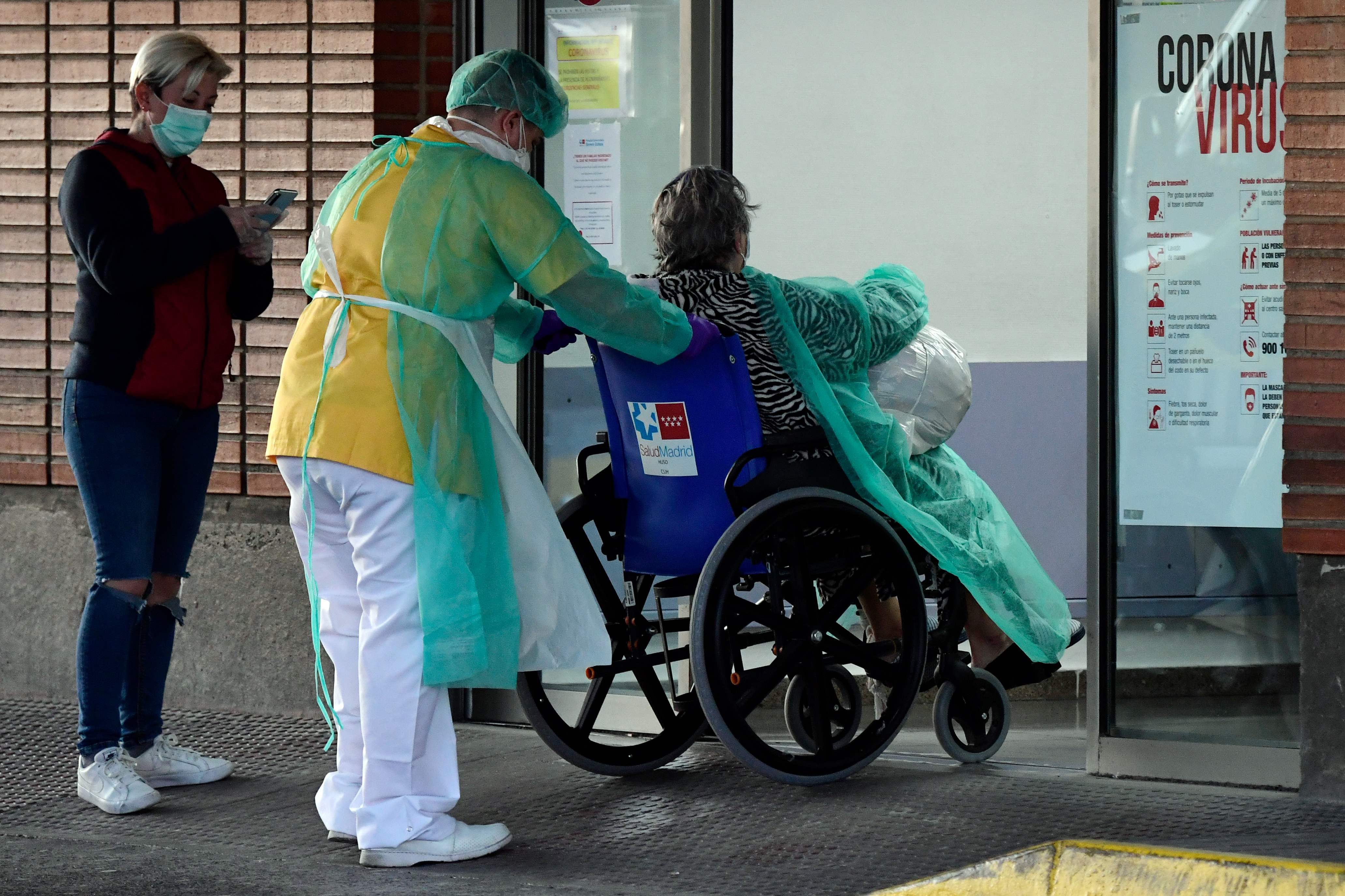 Un trabajador sanitario ingresa a un paciente a un hospital en Leganés, España. (Foto Prensa Libre: AFP)