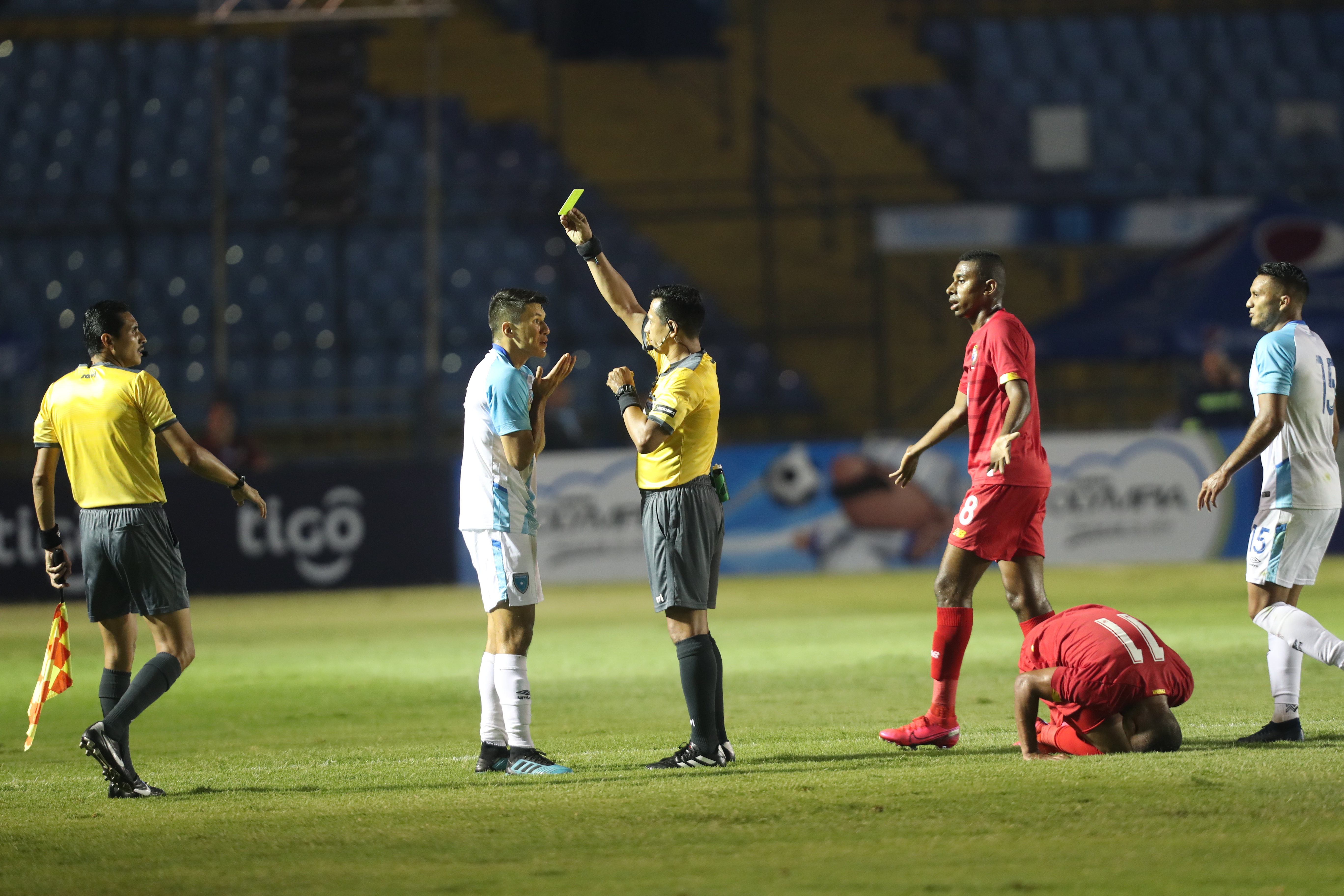 José Rosales vio la amarilla por exceso de fuerza. (Foto Prensa Libre: Norvin Mendoza)