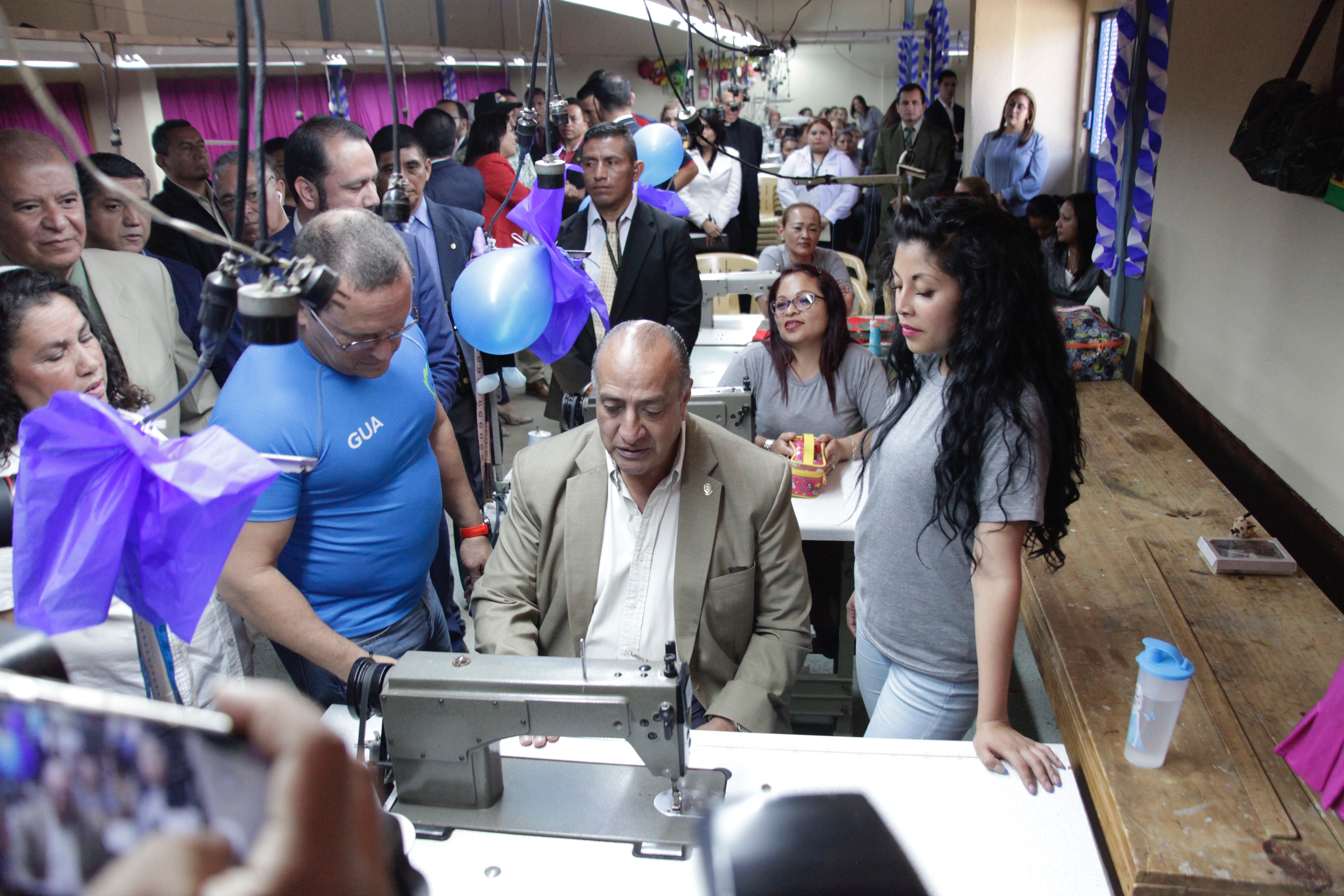 El director del Sistema Penitenciario inauguró un proyecto de confección en el Centro de Orientación Femenino. Aseguran que las privadas de libertad se beneficiarán económicamente de ello. (Foto Prensa Libre: Noé Medina).