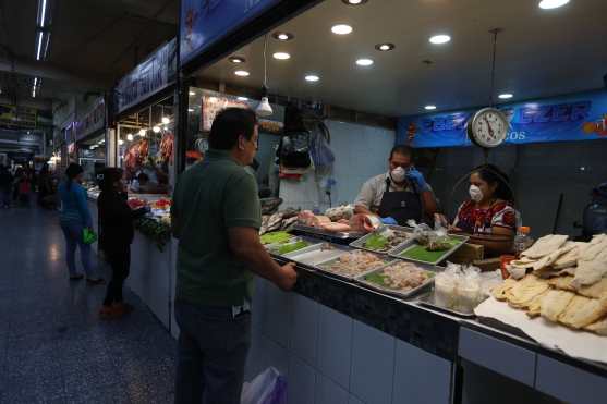 El Mercado Central estará abierto al público desde las 7 de la mañana hasta las 6 de la tarde, informaron los vendedores. Foto Prensa Libre: Óscar Rivas