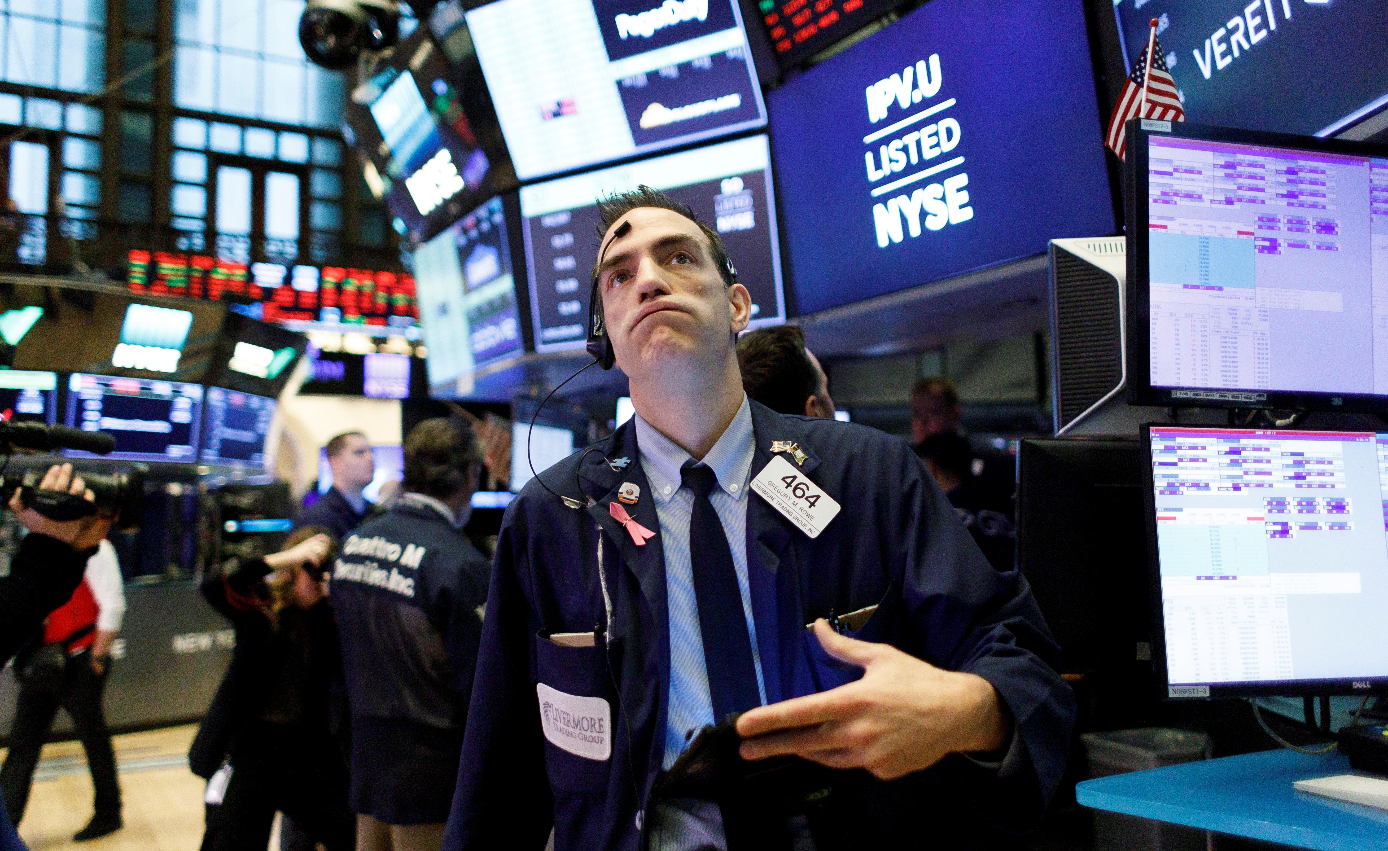 Wall Street aceleró su desplome en los últimos minutos de la sesión de este jueves y el Dow Jones se hundió un 10%. (Foto Prensa Libre: EFE)