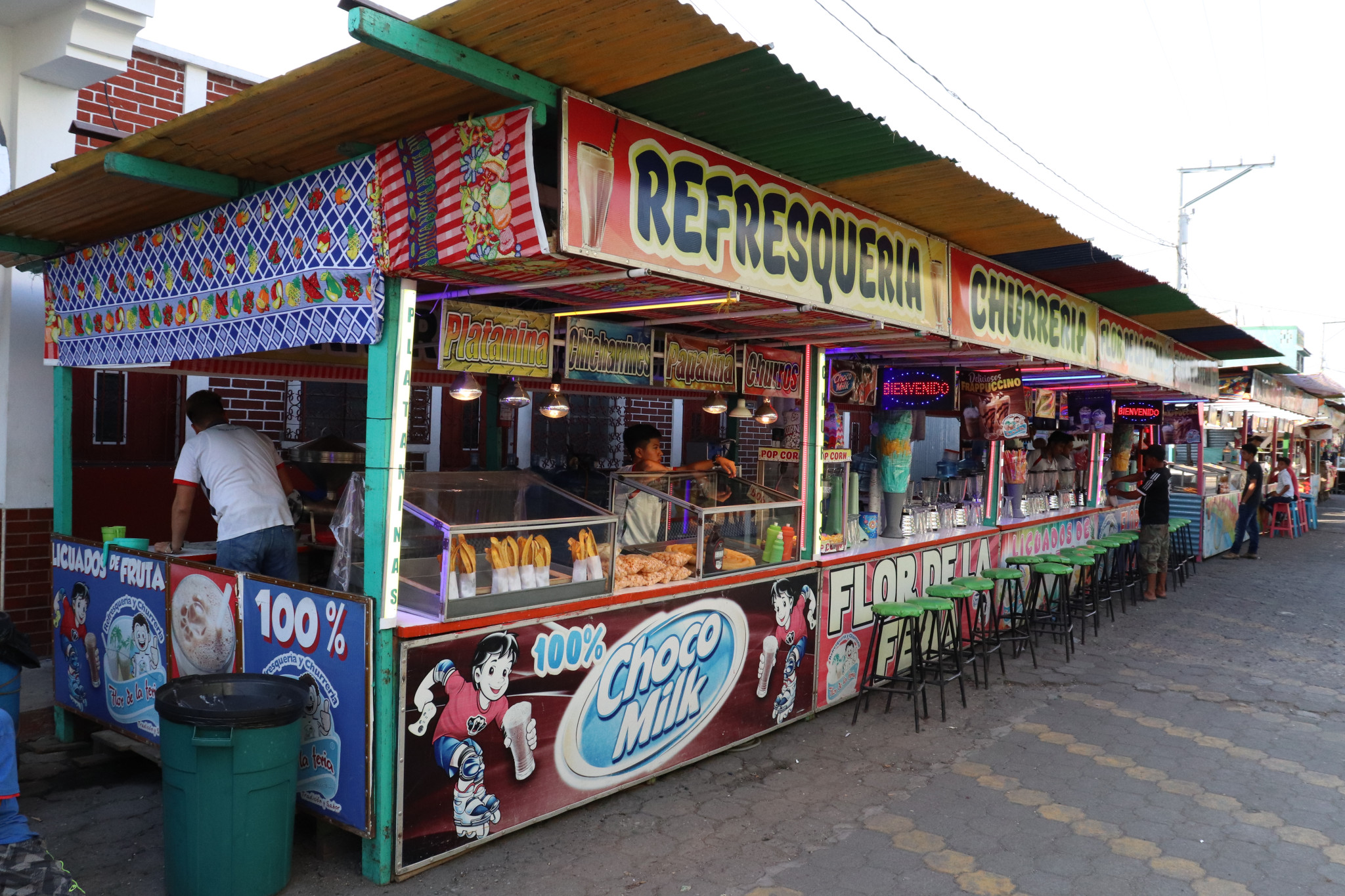 Comerciantes de feria, instalados en San José El Ídolo, Suchitepéquez, manifestaron su preocupación ante la decisión de la comuna de suspender las actividades. (Foto Prensa Libre: Marvin Túnchez)