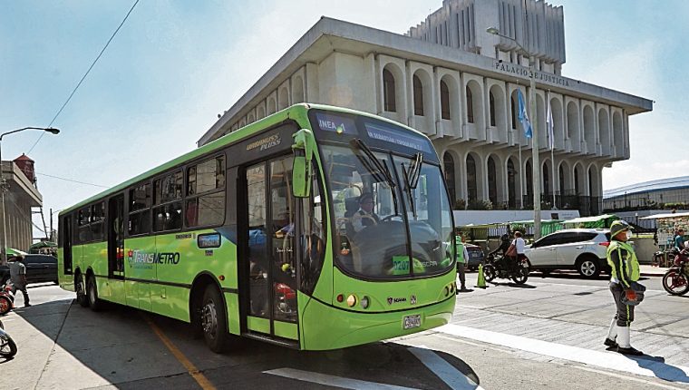 El servicio de TransMetro habilitó sus rutas para trasladar a personal médico durante la emergencia del covid-19 en Guatemala. (Foto Prensa Libre: Érick Ávila)