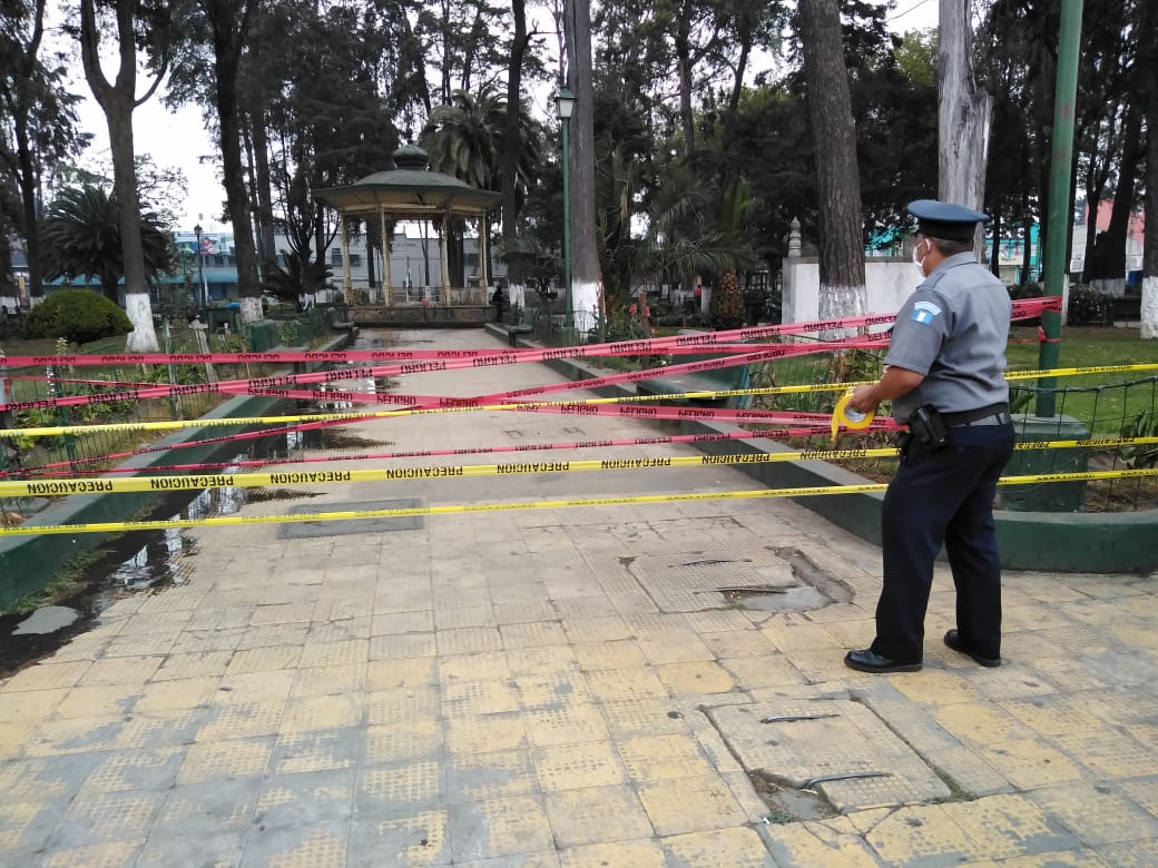 Agentes de la Policía Municipal acordonan el parque a Benito Juárez, zona 3. (Foto Prensa Libre: Cortesía)