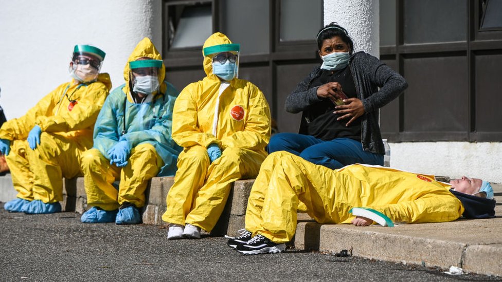 Los trabajadores de la salud sufren un riesgo mayor de contraer covid-19. (Foto Prensa Libre: Getty Images)