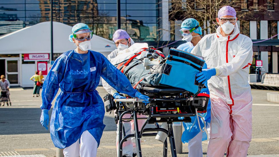 Las organizaciones sanitarias reportan a diario el número de muertos y enfermos. Foto:Getty Images