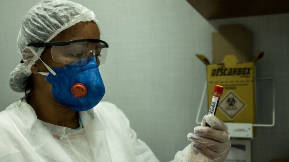 La falta de pruebas en Latinoamérica puede afectar el número de muertes que se están contabilizando a causa del coronavirus. (Foto Prensa Libre: Getty Images)