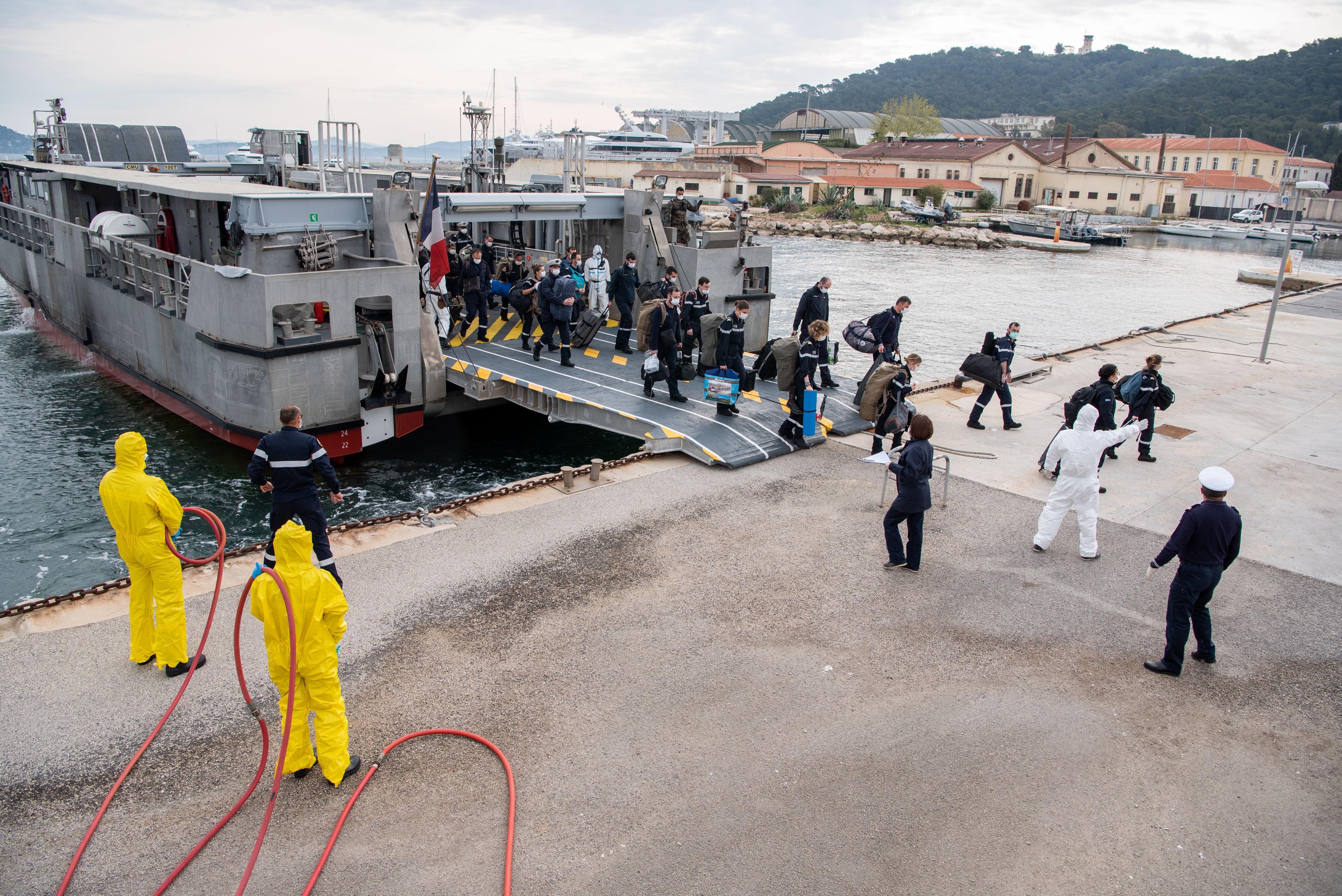 El portaaviones nuclear llegó al puerto de Toulón (sur) el domingo, dos semanas antes de lo previsto. (Foto Prensa Libre: EFE)