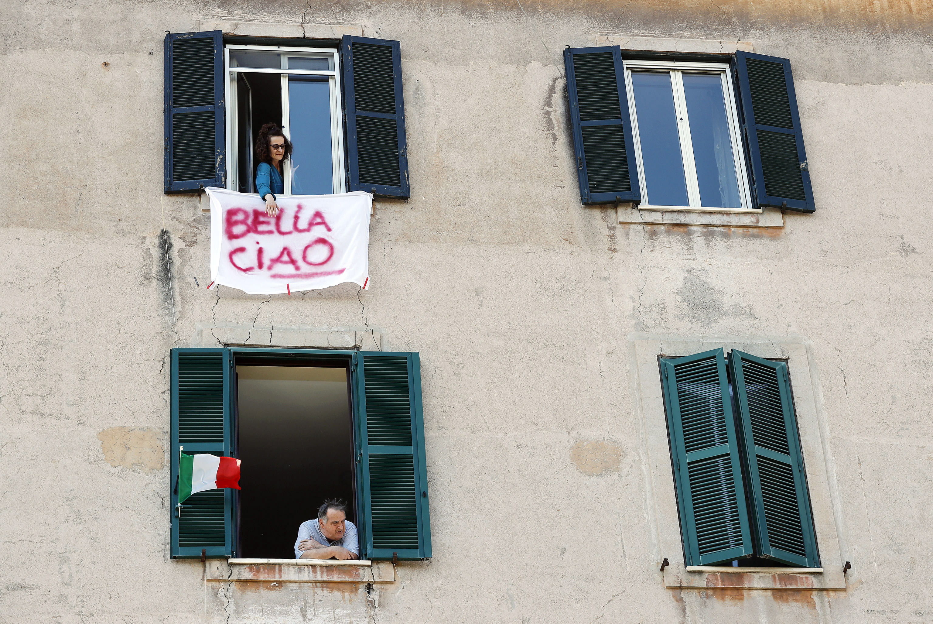 En medio del confinamiento, los italianos salen a los balcones de sus casas para celebrar un aniversario más de la caída del fascismo. (Foto Prensa Libre: EFE)