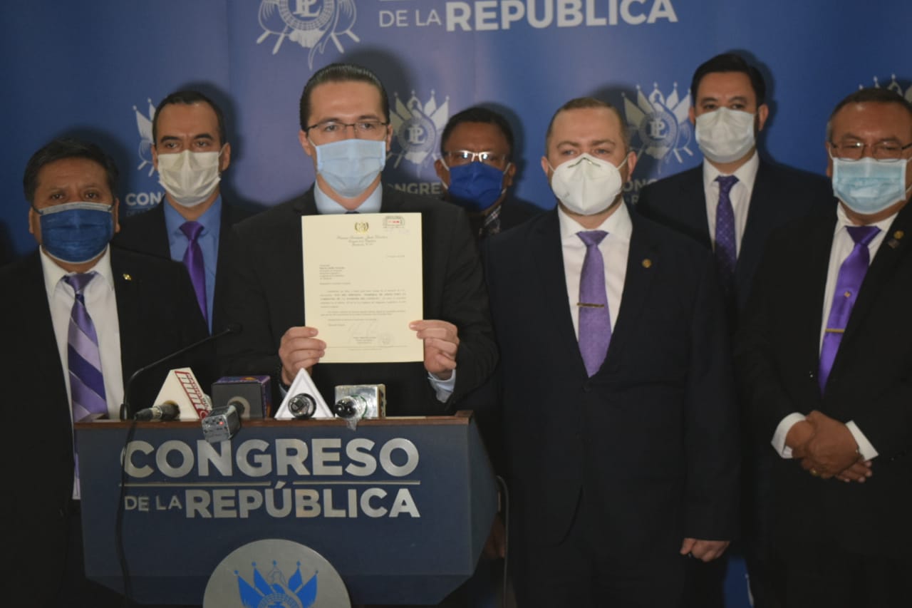 Diputados de la bancada Todos durante la conferencia de prensa de la presentación de la iniciativa de ley. (Foto Prensa Libre: Congreso)