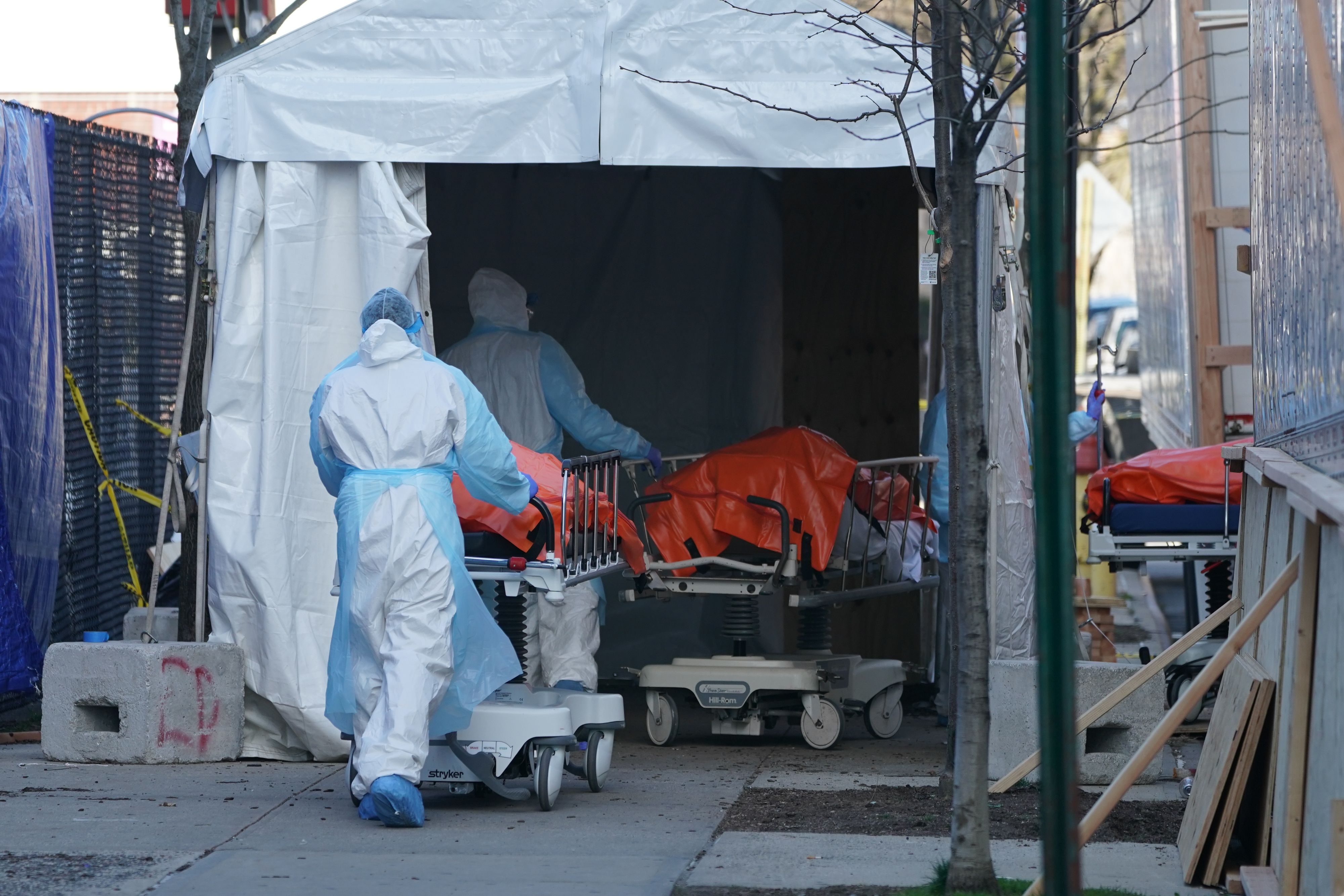 Los cuerpos son trasladados a un camión frigorífico que sirve como depósito de cadáveres fuera del Hospital Wyckoff en el distrito de Brooklyn, Nueva York. El número de coronavirus del estado de Nueva York aumentó a un ritmo devastador a tres mil 565 muertos. (Foto Prensa Libre: AFP)