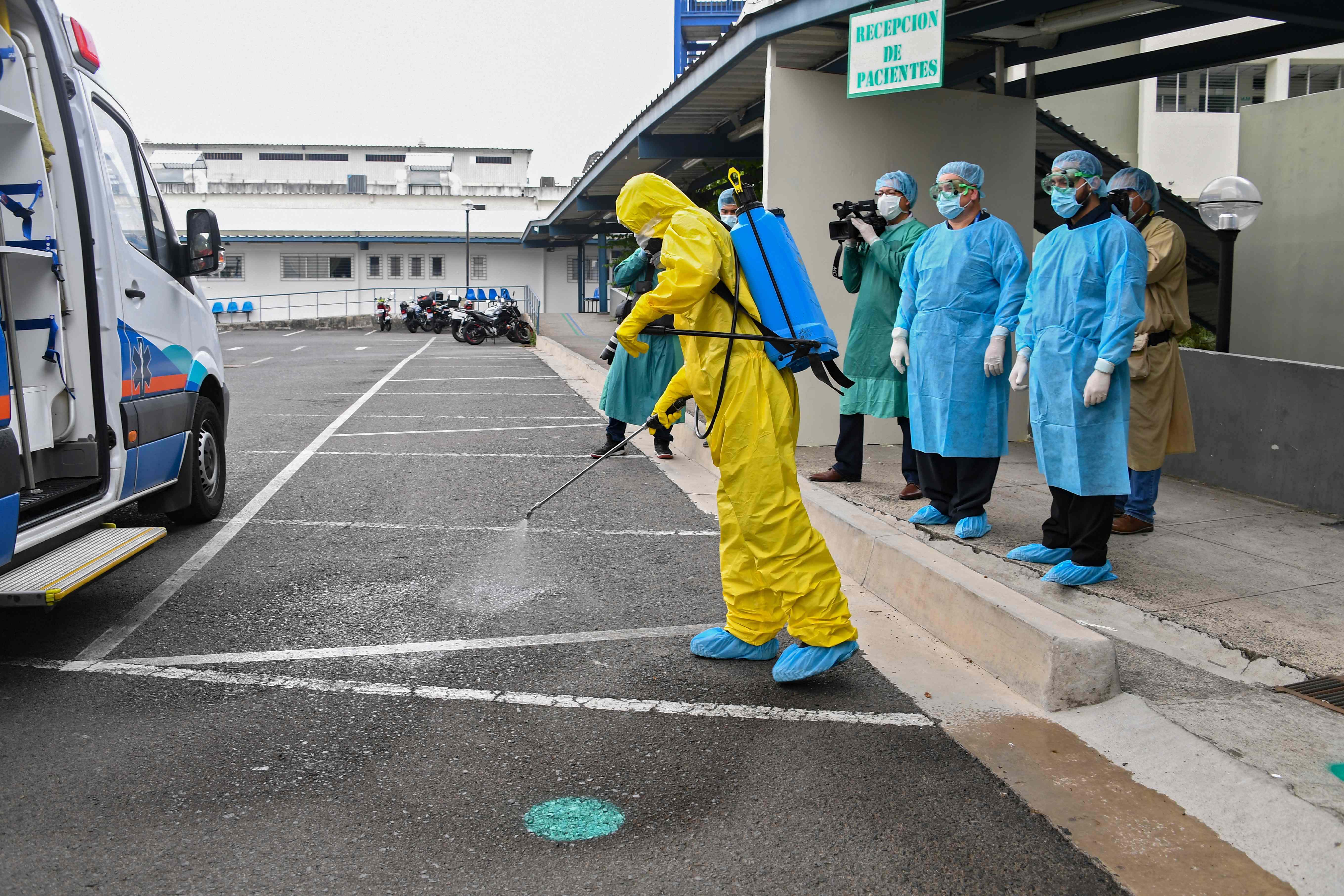 Desinfección de calles en el El Salvador, por el coronavirus. (Foto Prensa Libre: AFP)