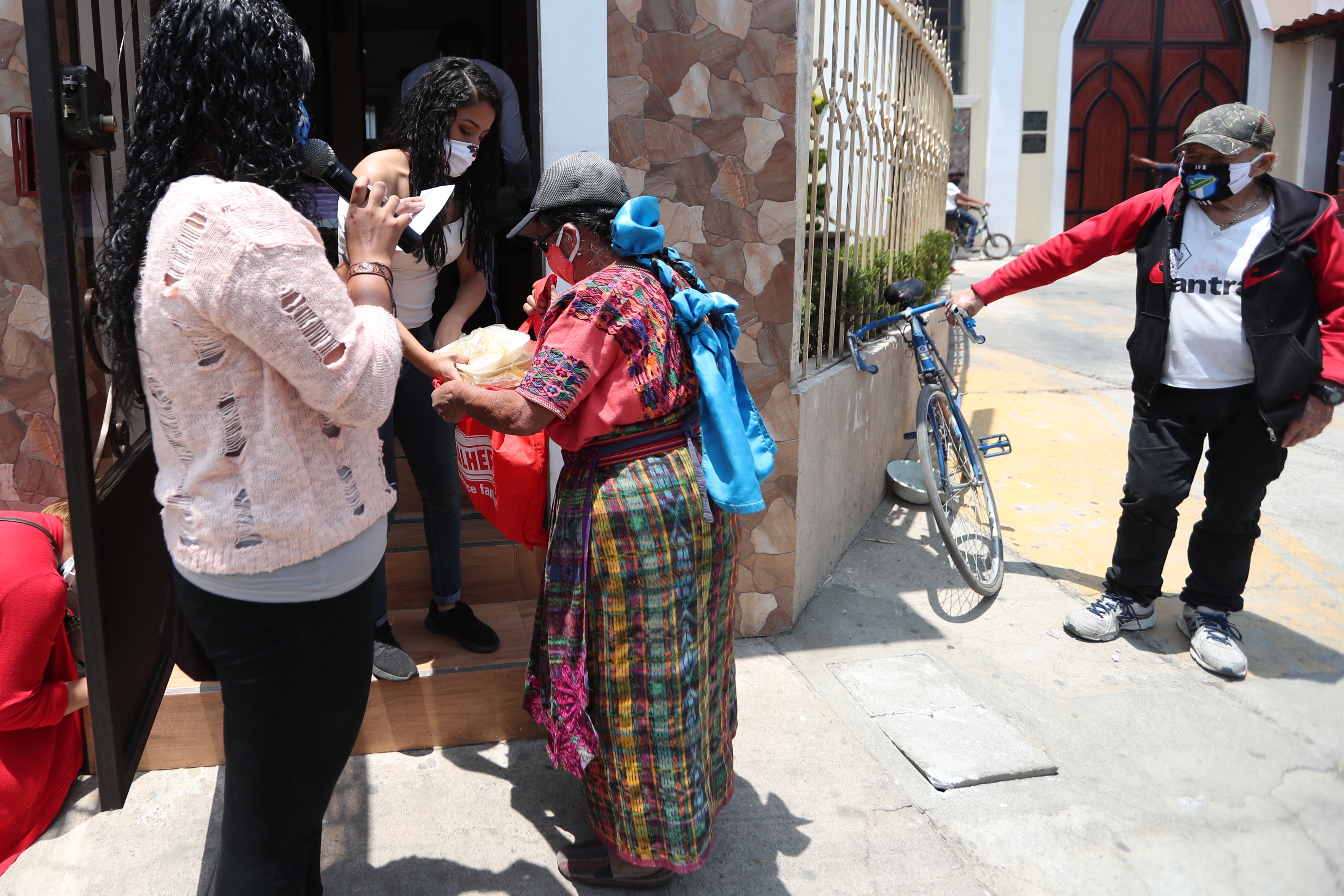 La parroquia entrega almuerzos desde hace 45 días. (Foto Prensa Libre: María Longo) 