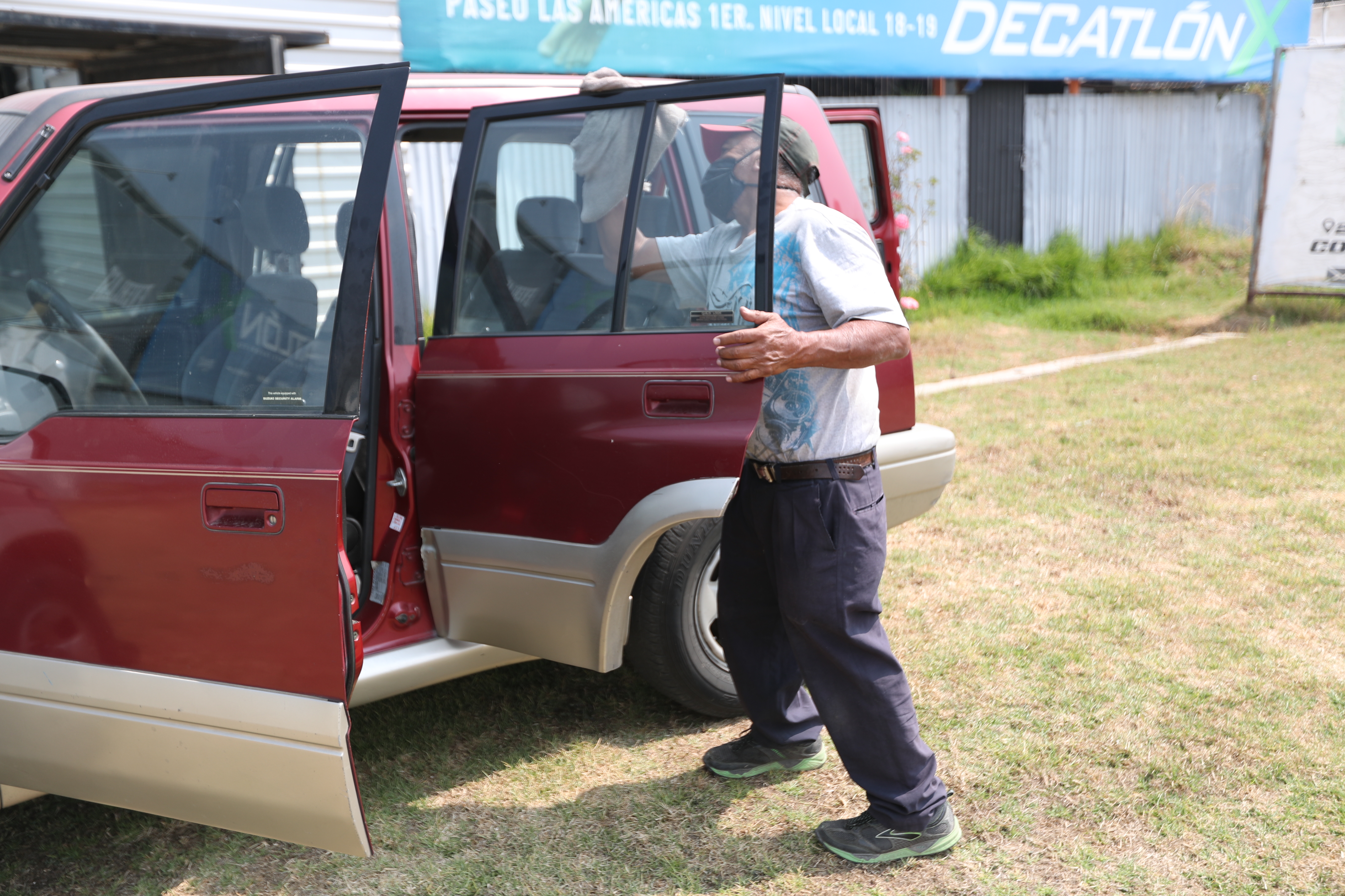 Cesar Augusto Gómez lava carros desde hace 18 años, pero por la  calamidad disminuyó la cantidad de sus clientes. (Foto Prensa Libre: María Longo) 