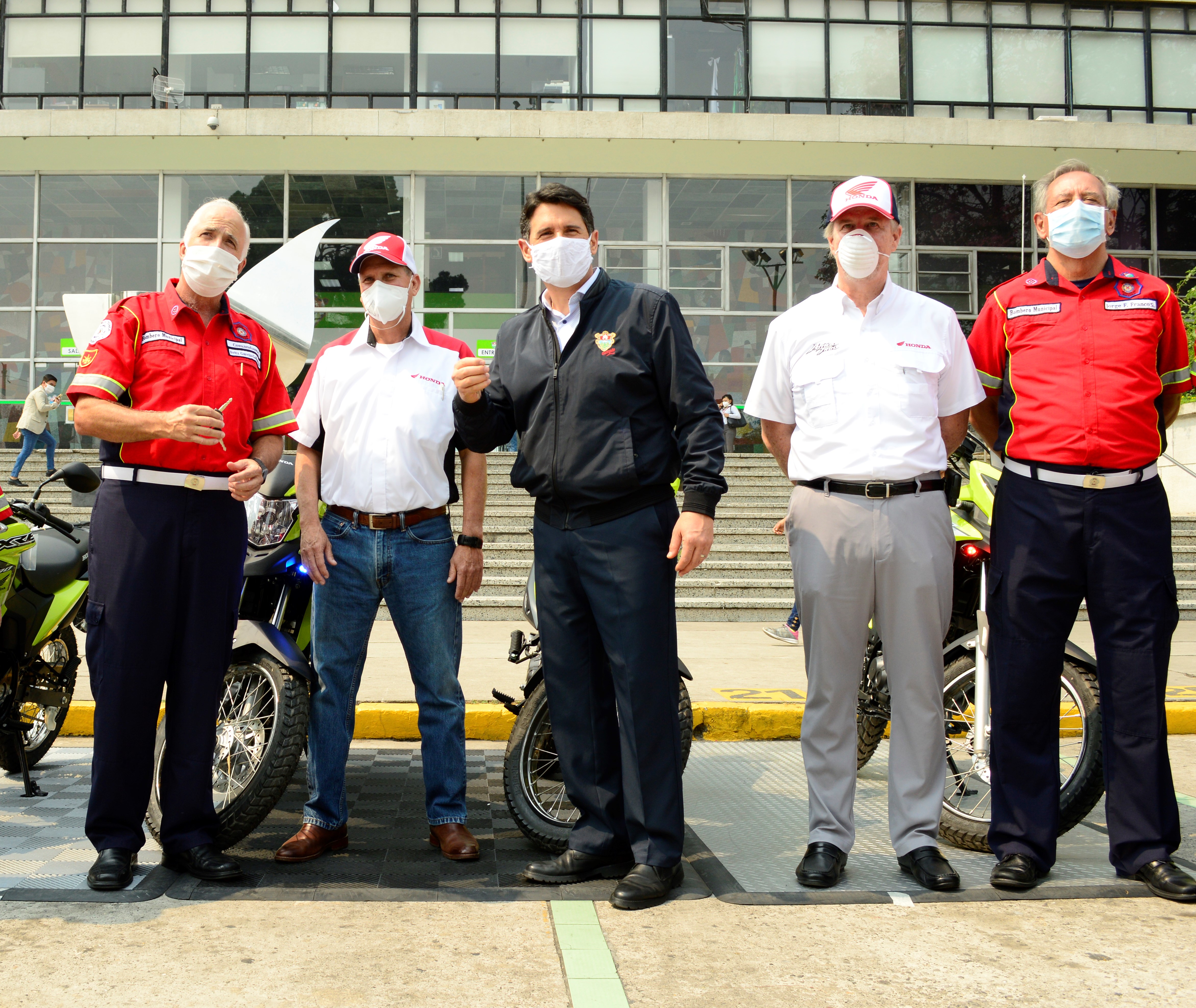 Directivos de Honda Guatemala realizaron la entrega de las motocicletas al Cuerpo de Bomberos Municipales. (Foto Prensa Libre: cortesía  Honda Guatemala)