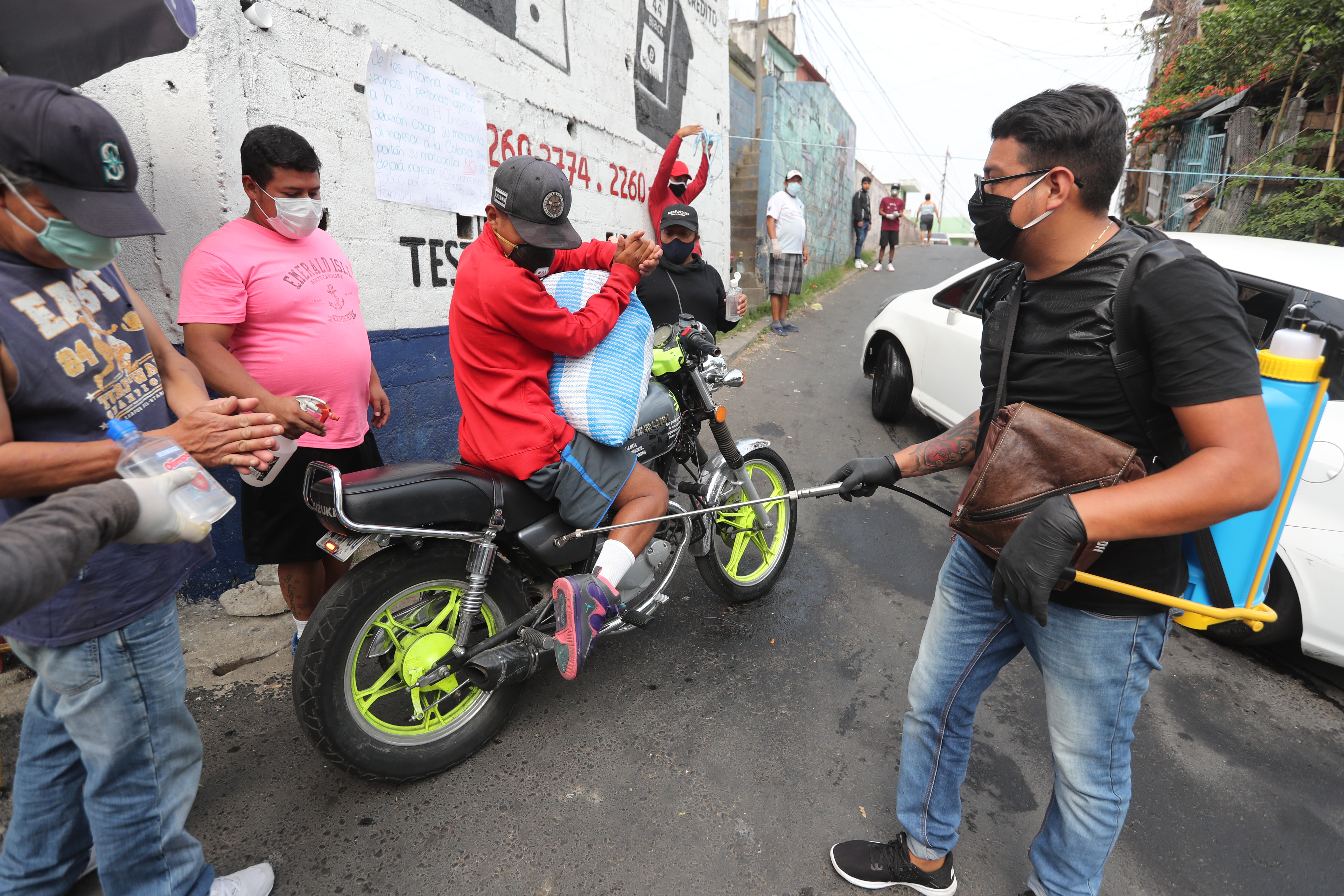 Vecinos de la colonia el incienso zona 3 desinfectan a las personas y vehculos que ingresan a la colonia para evitar el contagio del Coronavirus. (Foto Prensa Libre: Erick Avila)