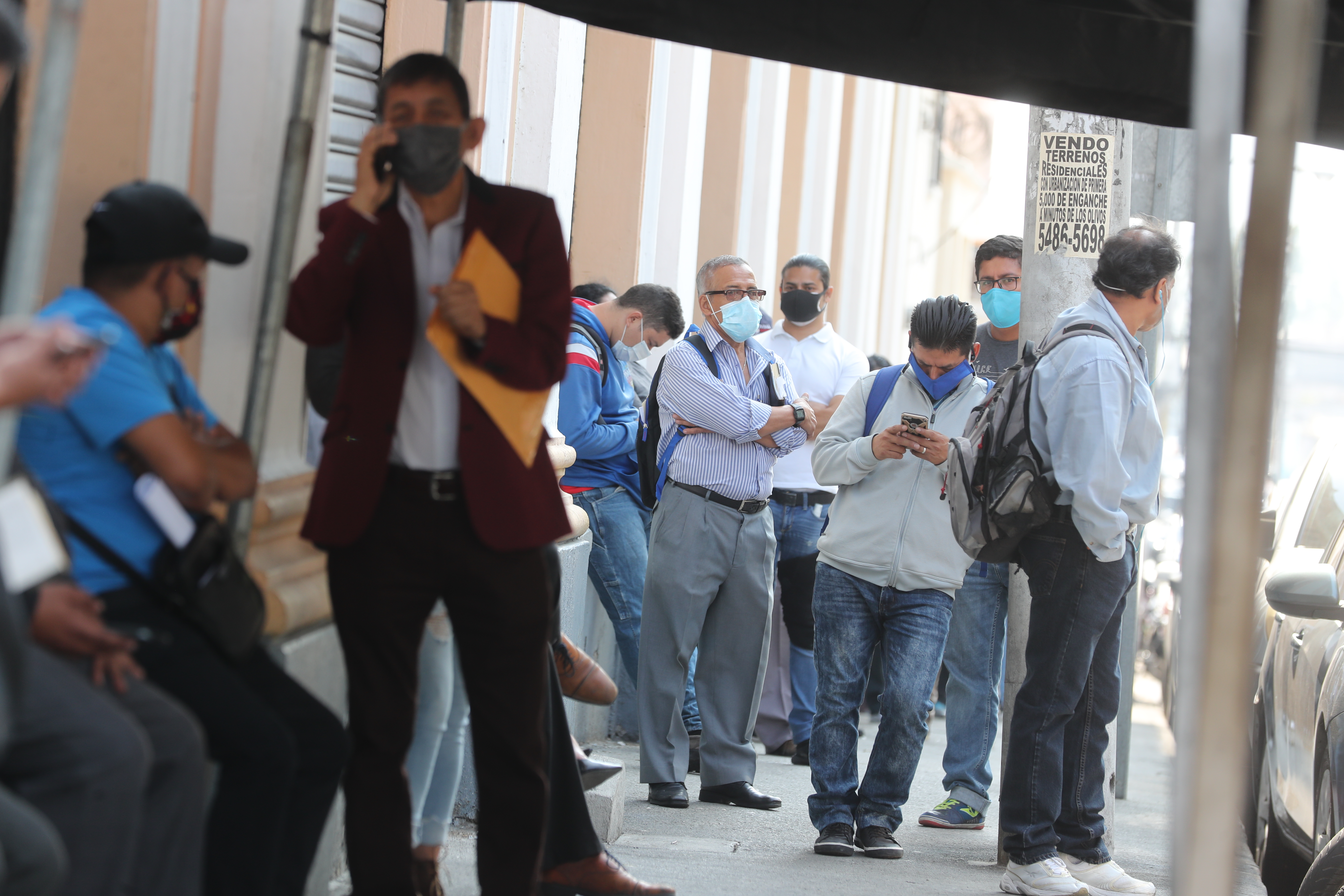 La demanda de efectivo se incrementó luego de decretarse el estado de Calamidad y las medidas restrictivas en varias actividades para evitar contagios por el covid-19, según el Banguat. (Foto Prensa Libre: Érick Ávila)