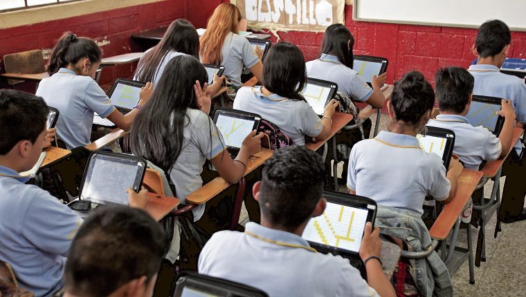 Los colegios no pueden expulsar o sancionar a estudiantes durante la emergencia por coronavirus. (Foto Prensa Libre: Hemeroteca PL) 