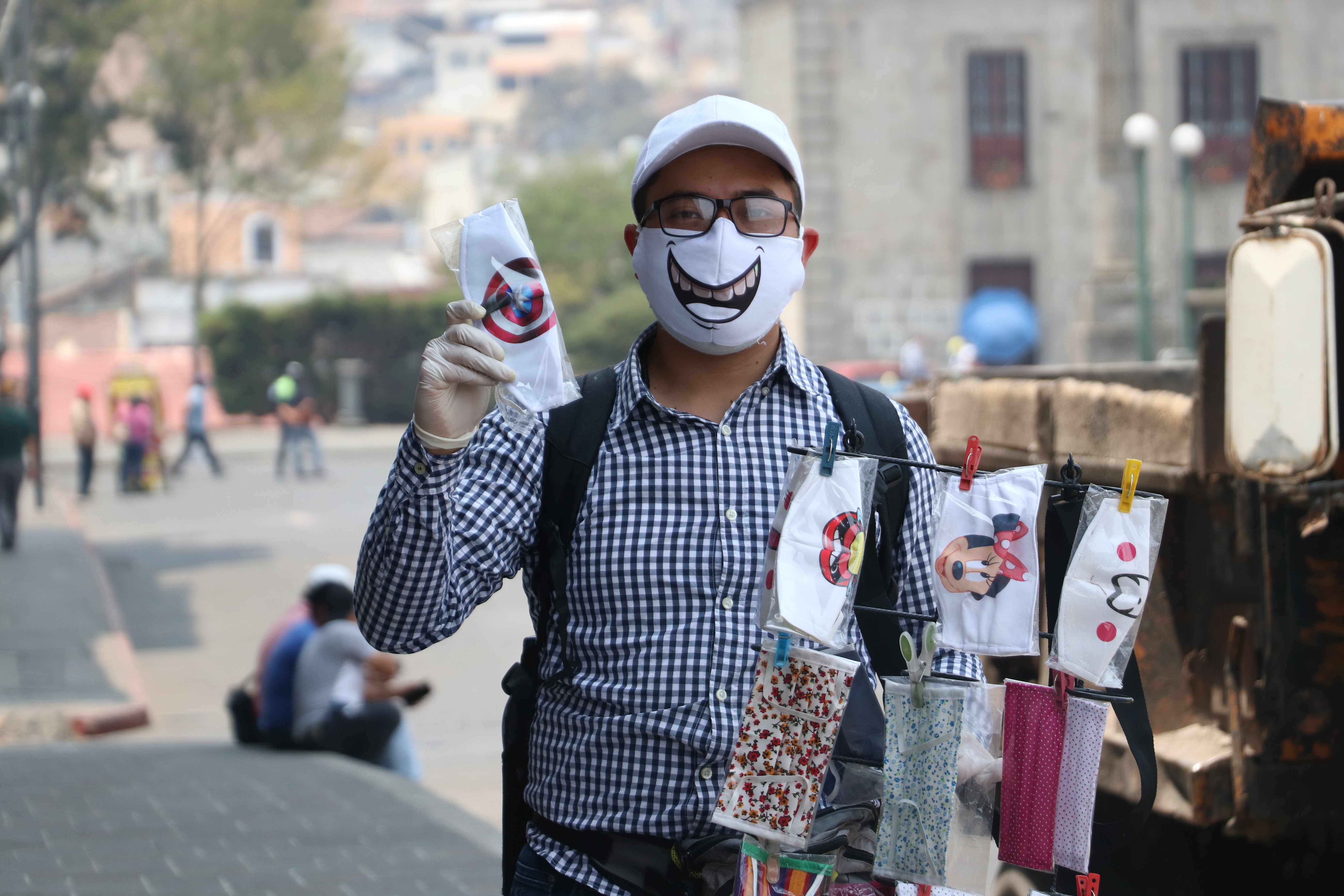 Julio Tzul se muestra positivo ante la crisis económica que viven varios sectores del país. (Foto Prensa Libre: Raúl Juárez)